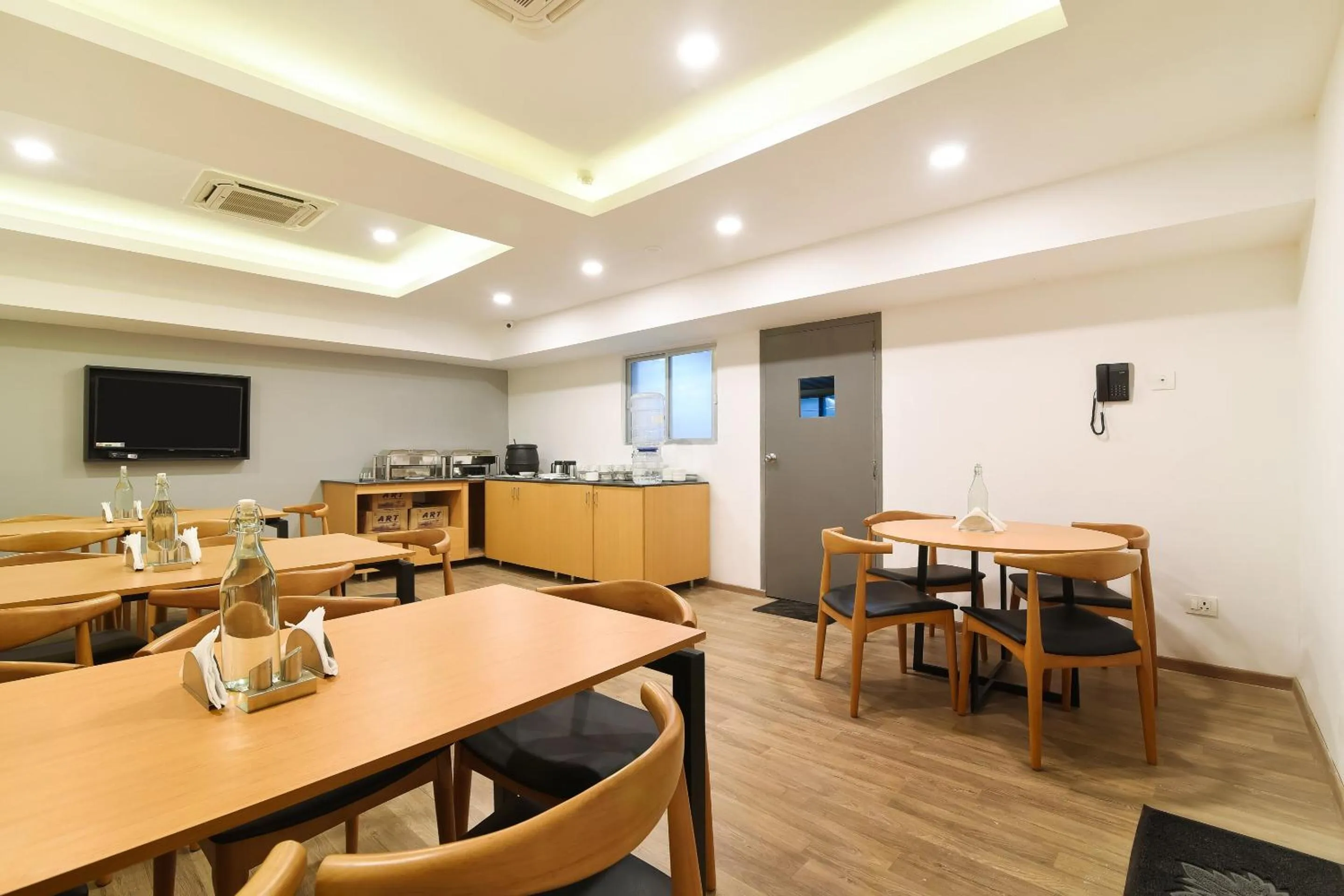 Restaurant/places to eat in Super Townhouse Srm Kuppakonam Pudur