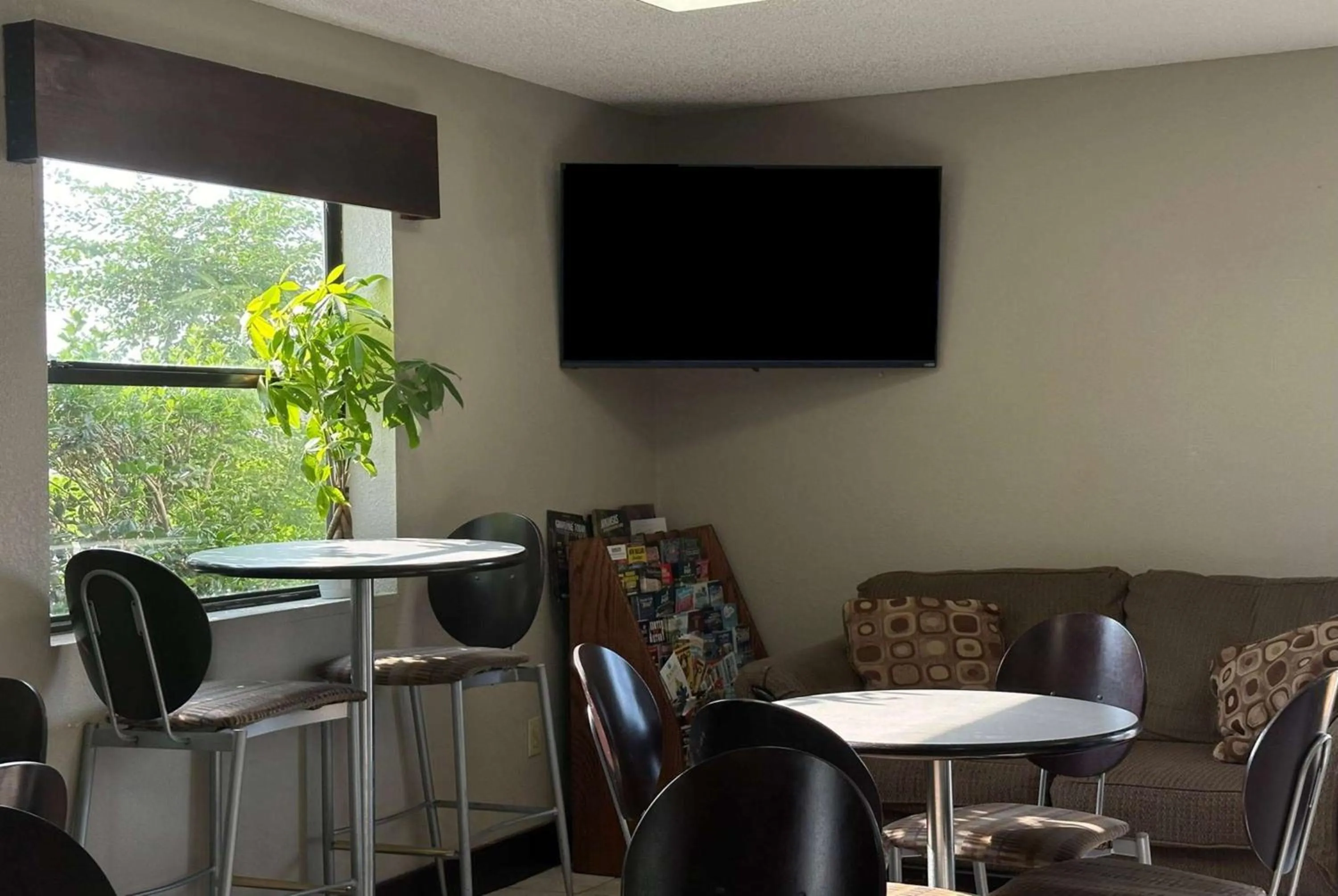 TV and multimedia in Super 8 by Wyndham Monroe