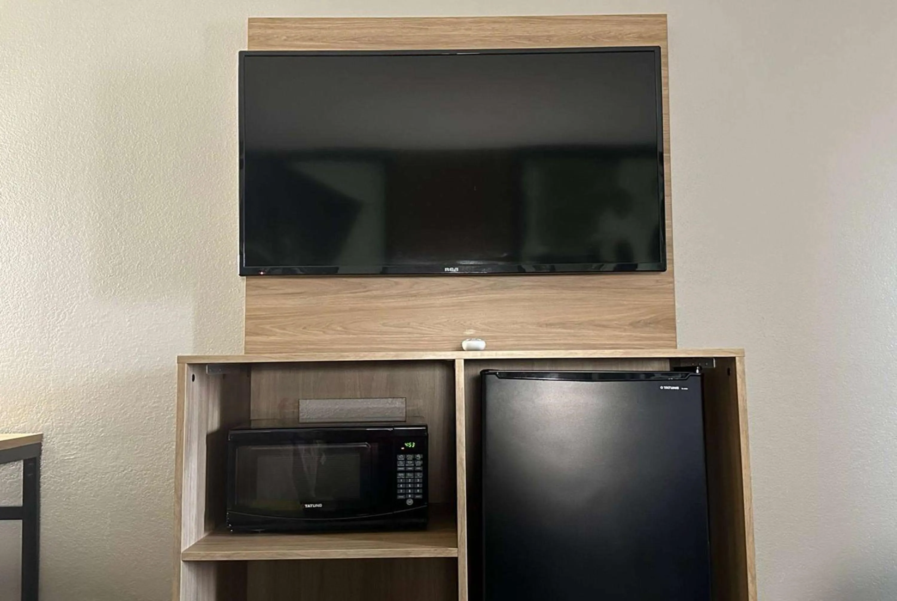 TV and multimedia in Super 8 by Wyndham Monroe