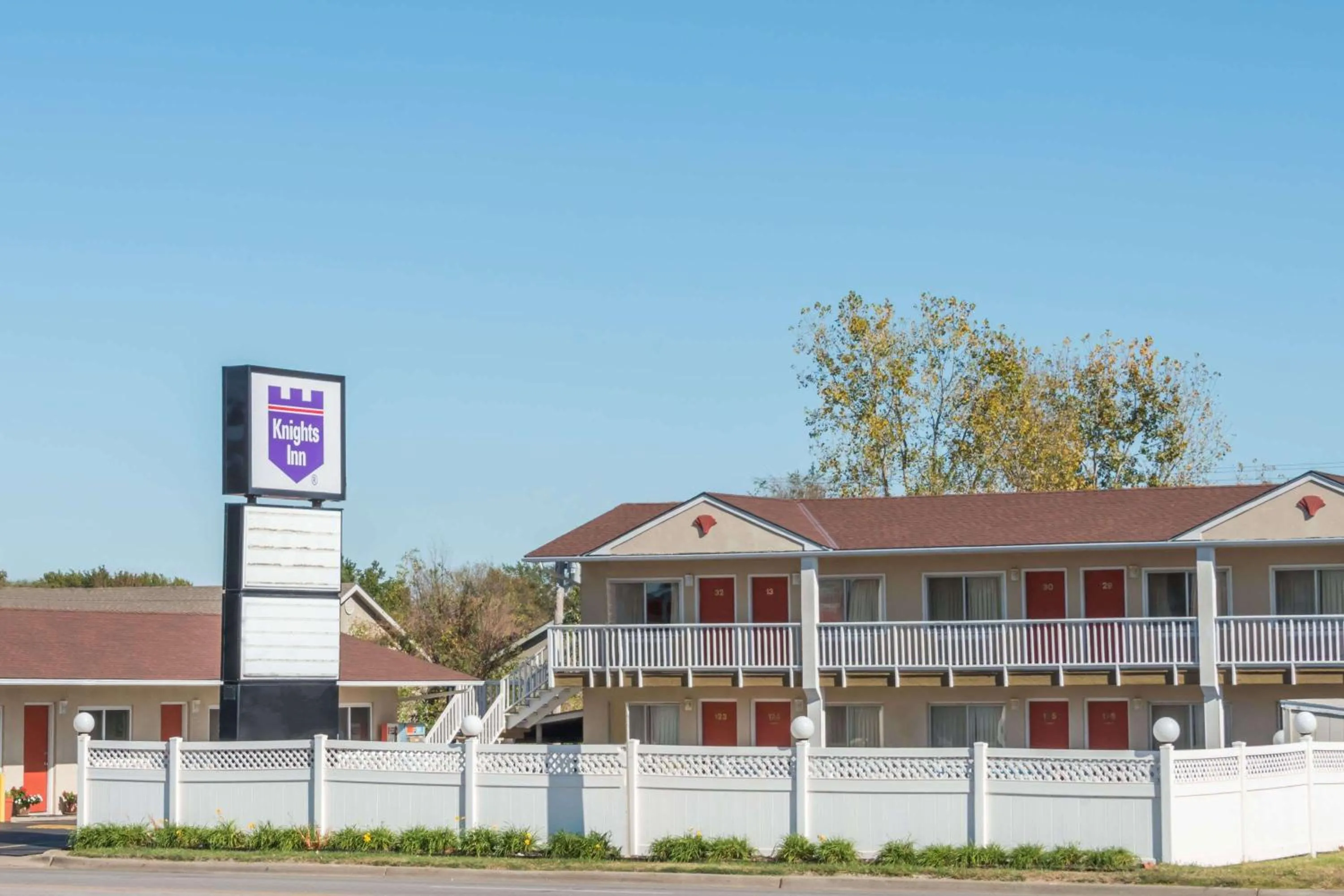 Property building in Knights Inn Ottawa