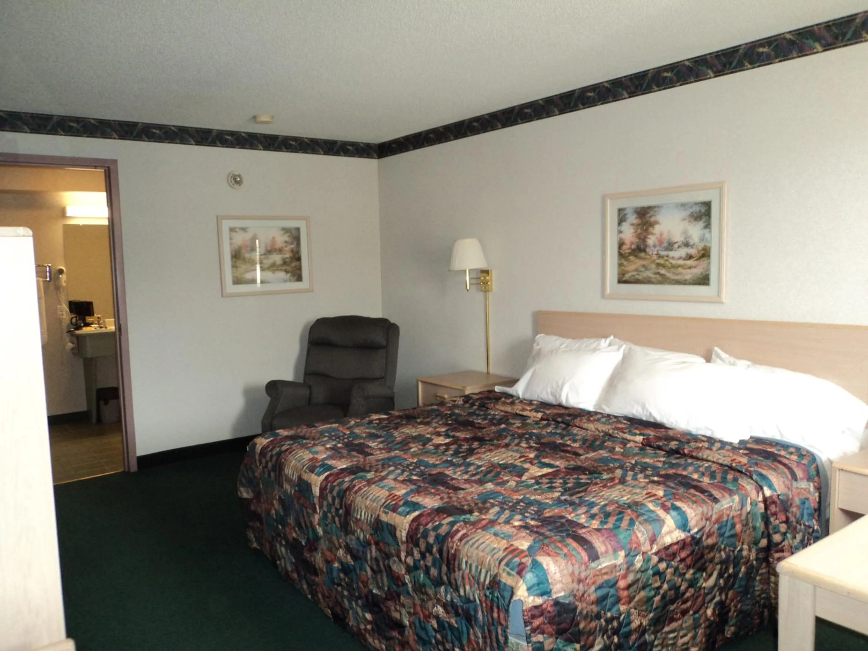 Bedroom, Bed in Knights Inn Ottawa