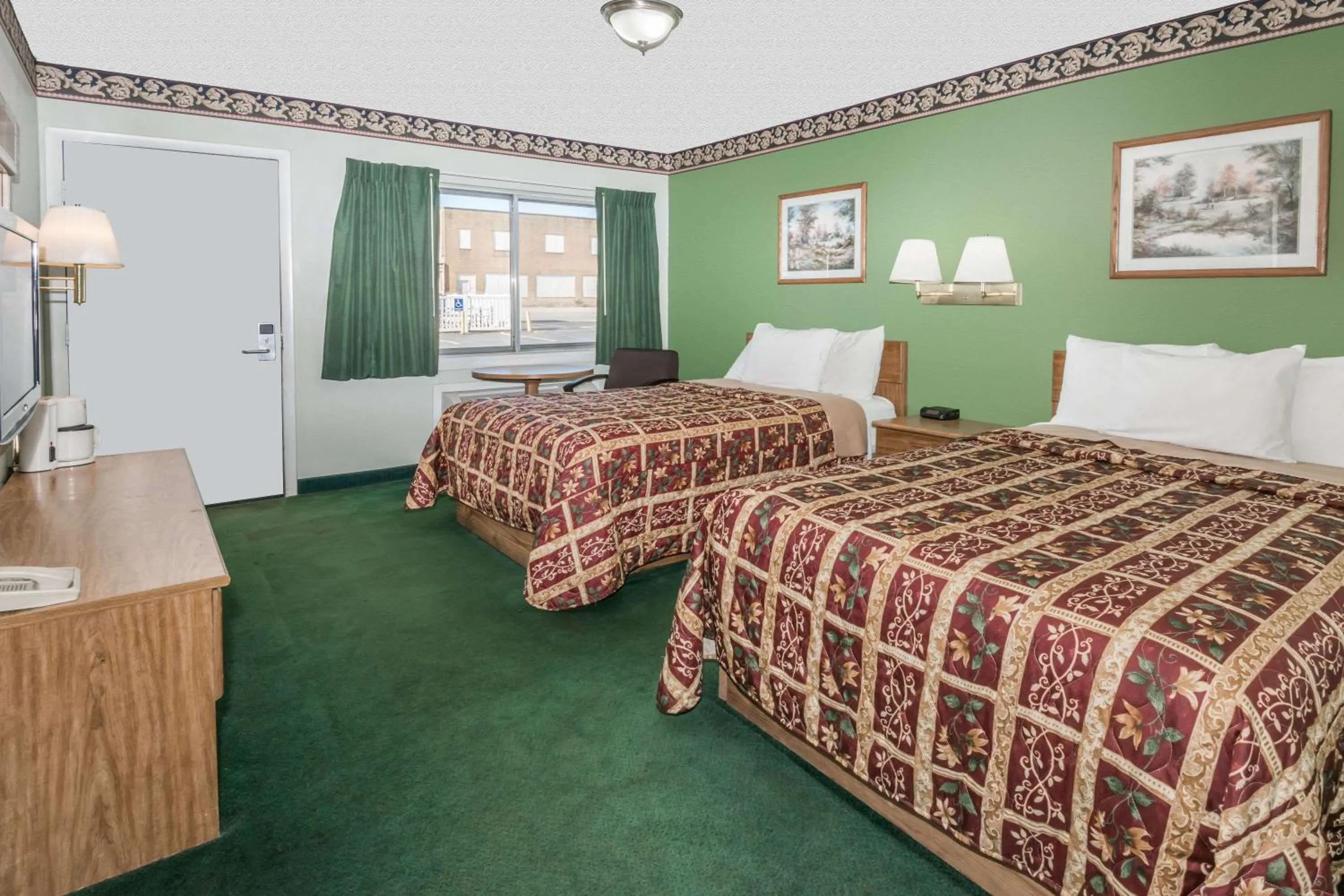 Photo of the whole room, Bed in Knights Inn Ottawa