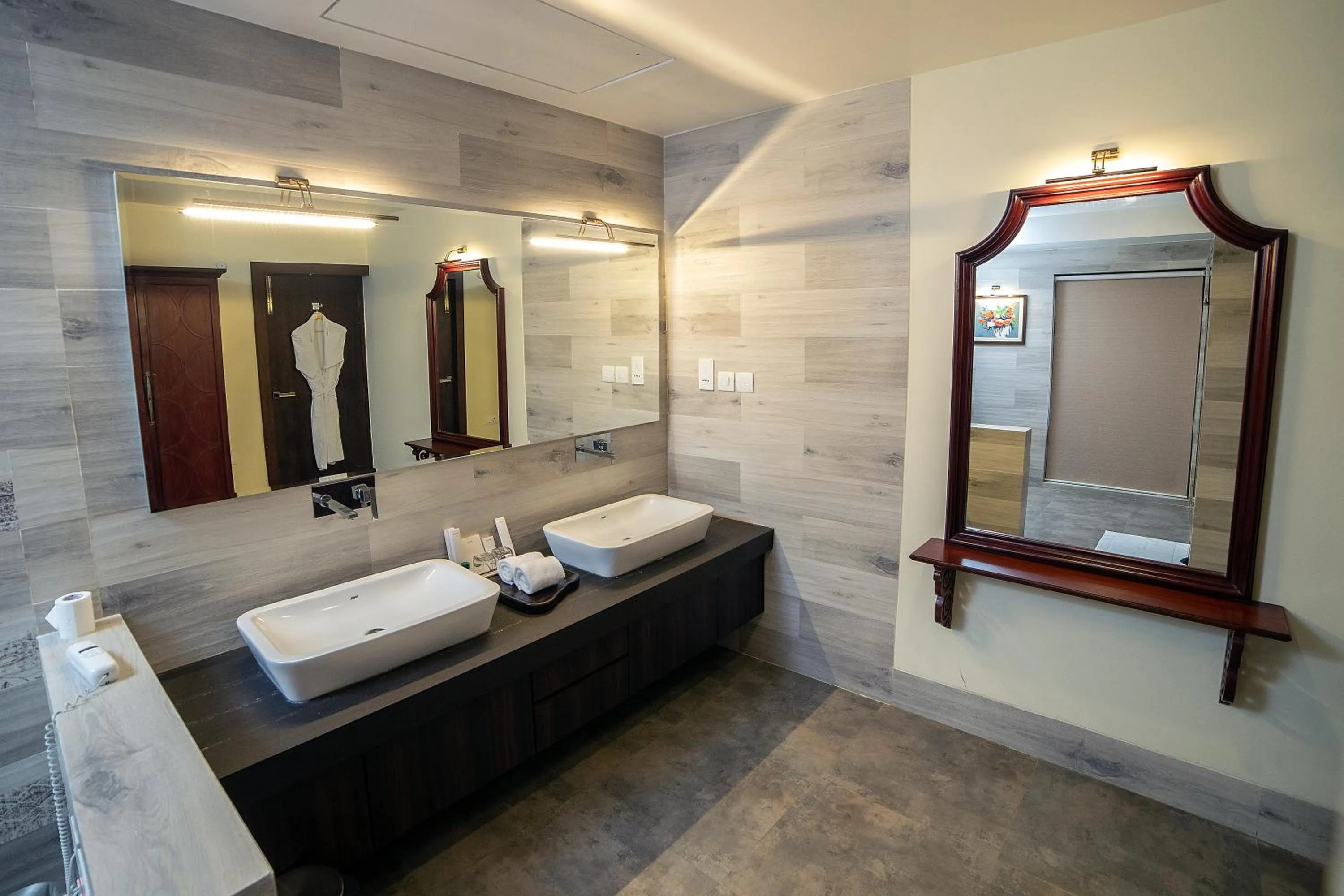Bathroom, Bed in WelcomHeritage Tadoba Vanya Villas Resort & Spa