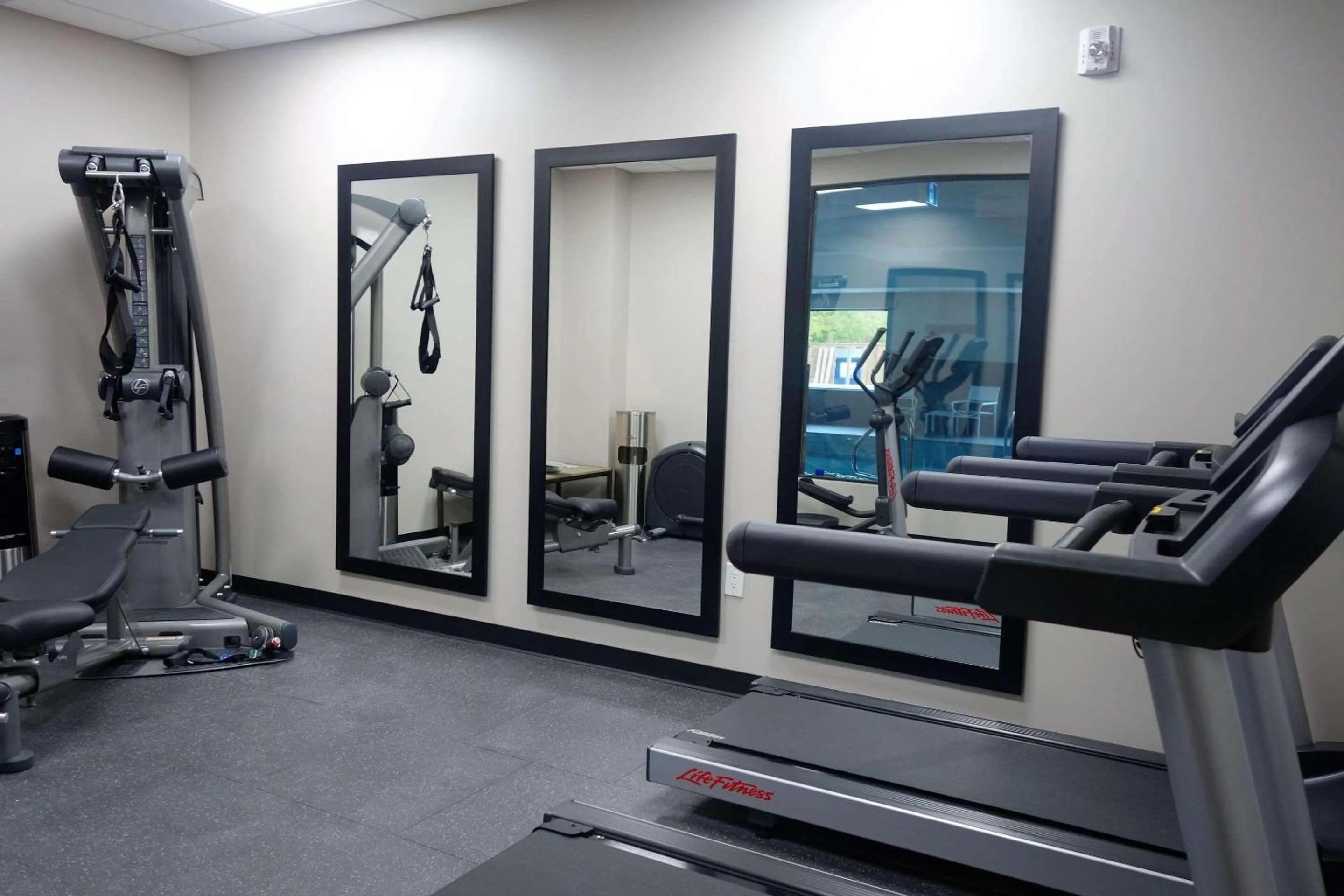 Fitness centre/facilities in Country Inn & Suites by Radisson, Belleville, ON