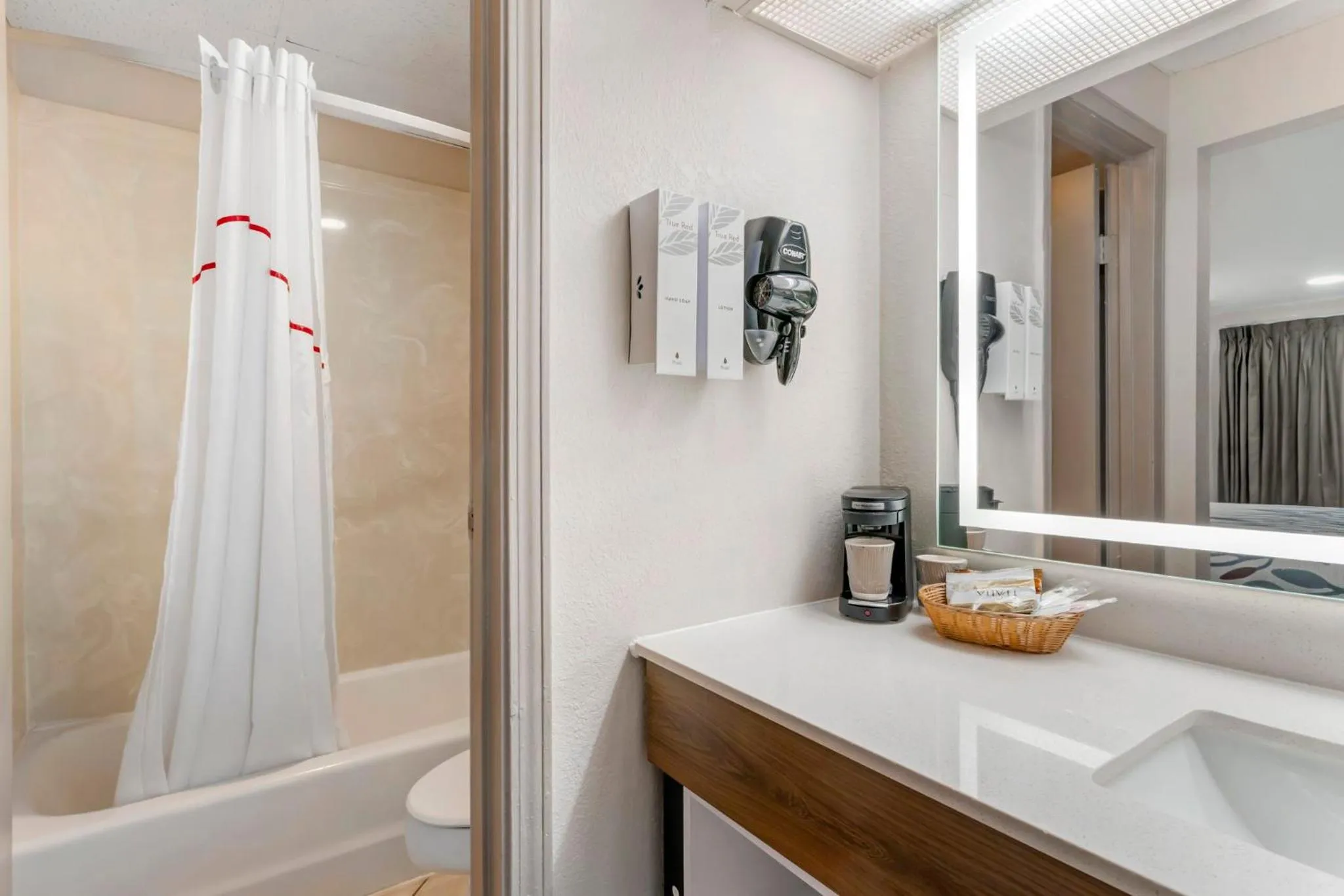 Bathroom in Red Roof Inn Hope