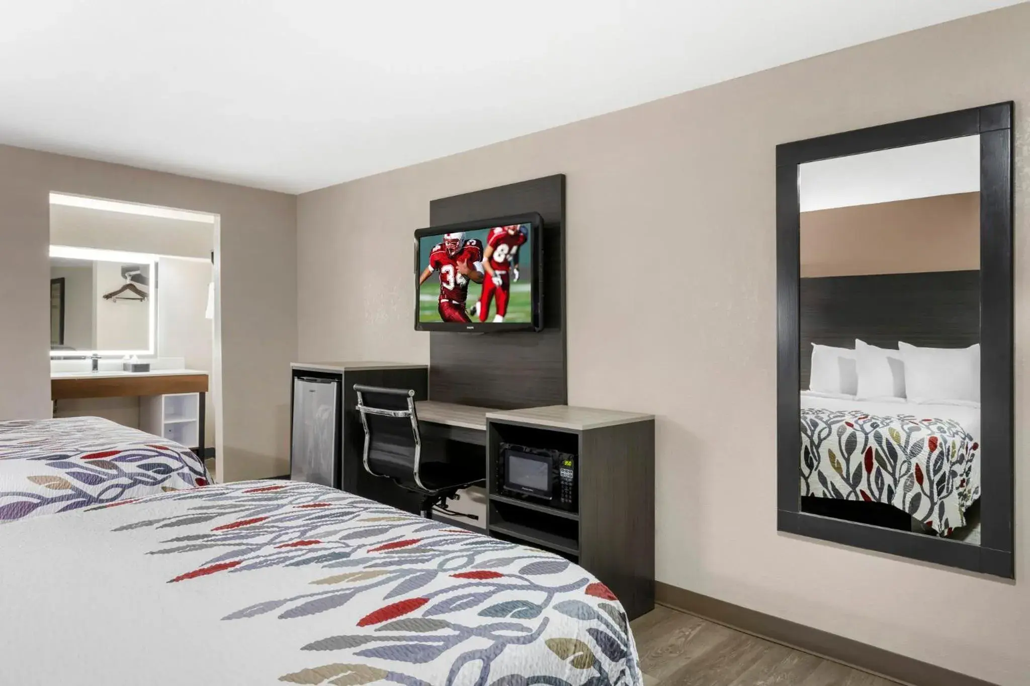 Deluxe Room with Two Queen Beds Non-Smoking in Red Roof Inn Hope Deluxe Room with Two Queen Beds Non-Smoking in Red Roof Inn Hope