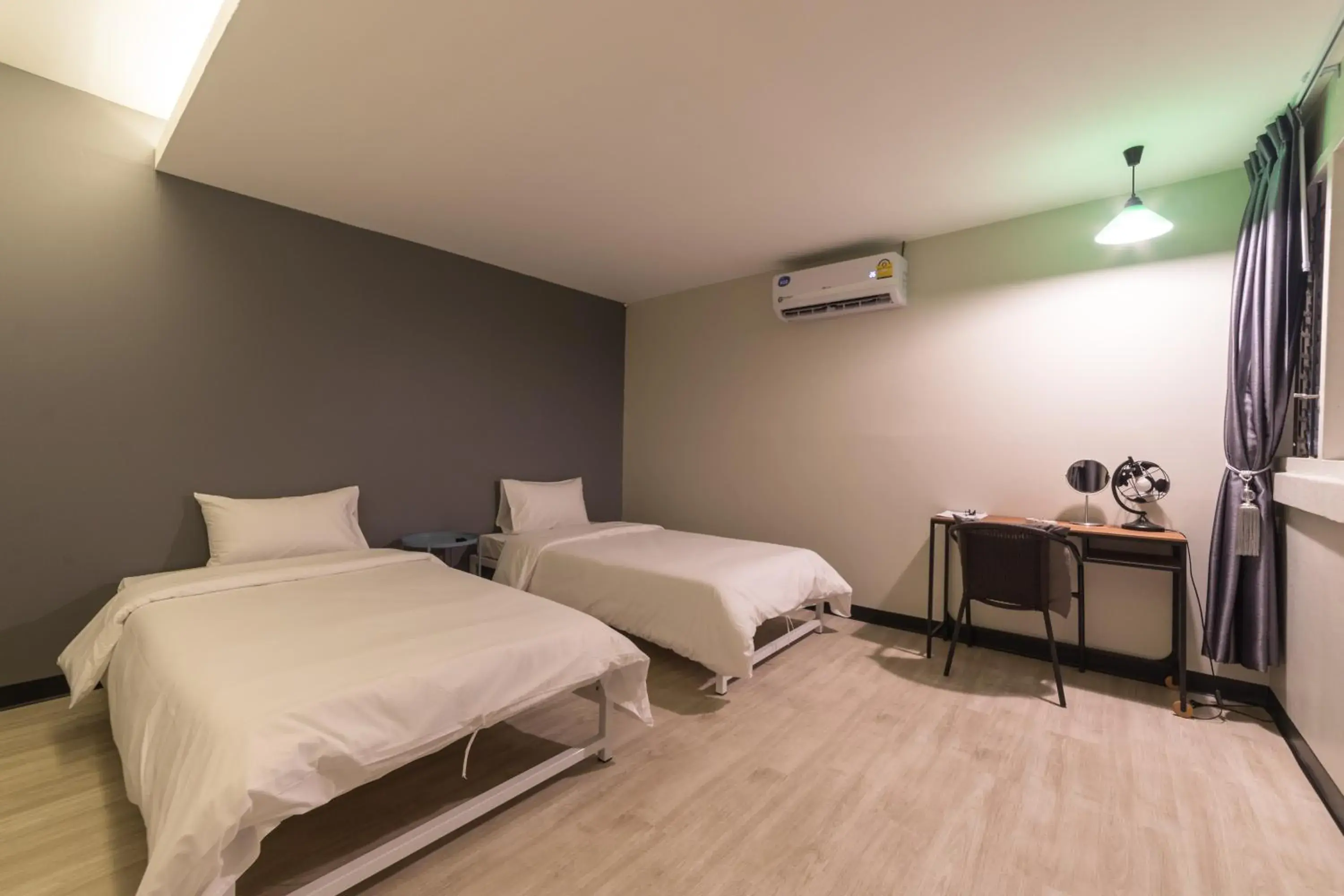 Twin Room with Shared Bathroom in Napa Hostel Samrong Station Twin Room with Shared Bathroom in Napa Hostel Samrong Station
