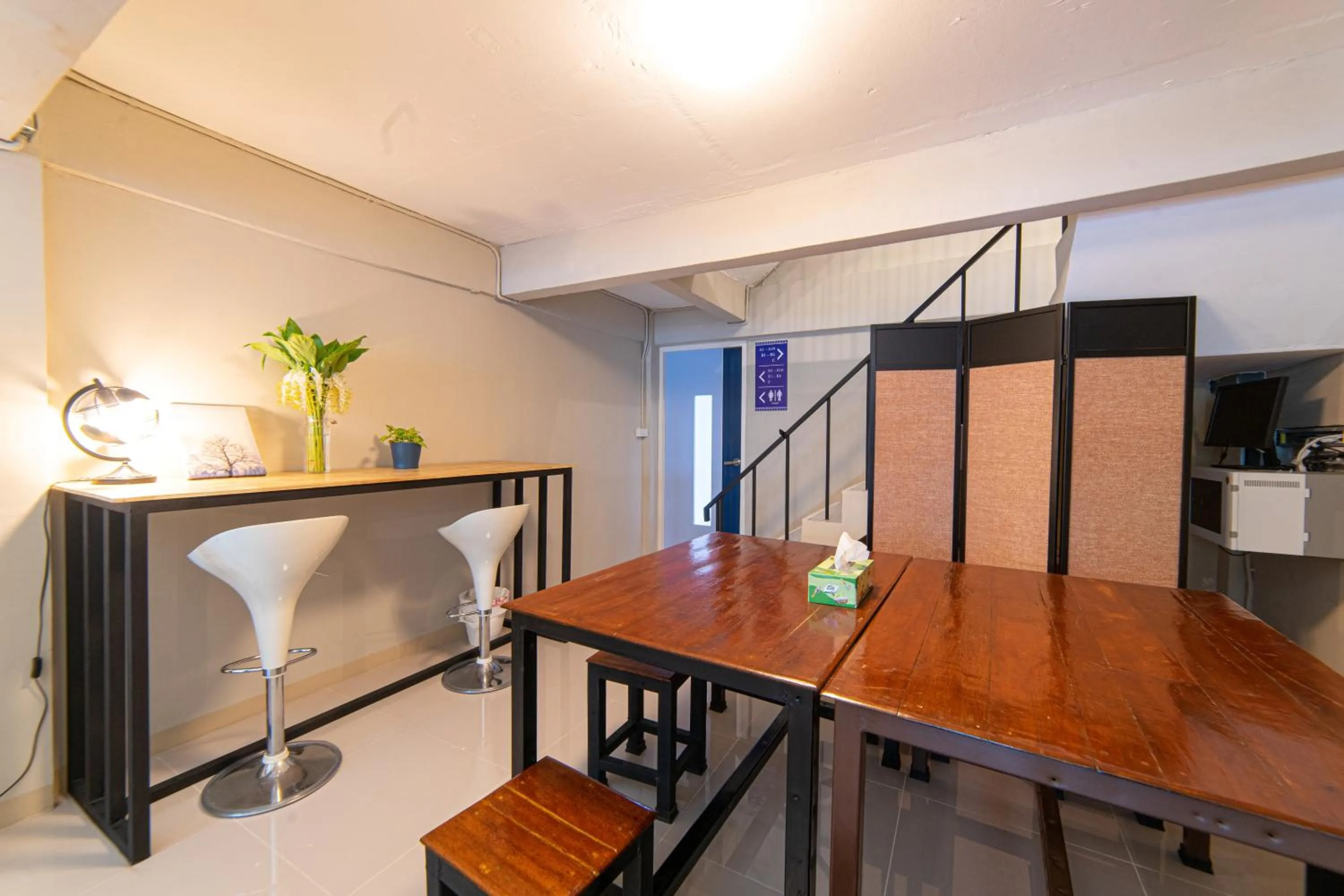 Communal lounge/ TV room in Napa Hostel Samrong Station