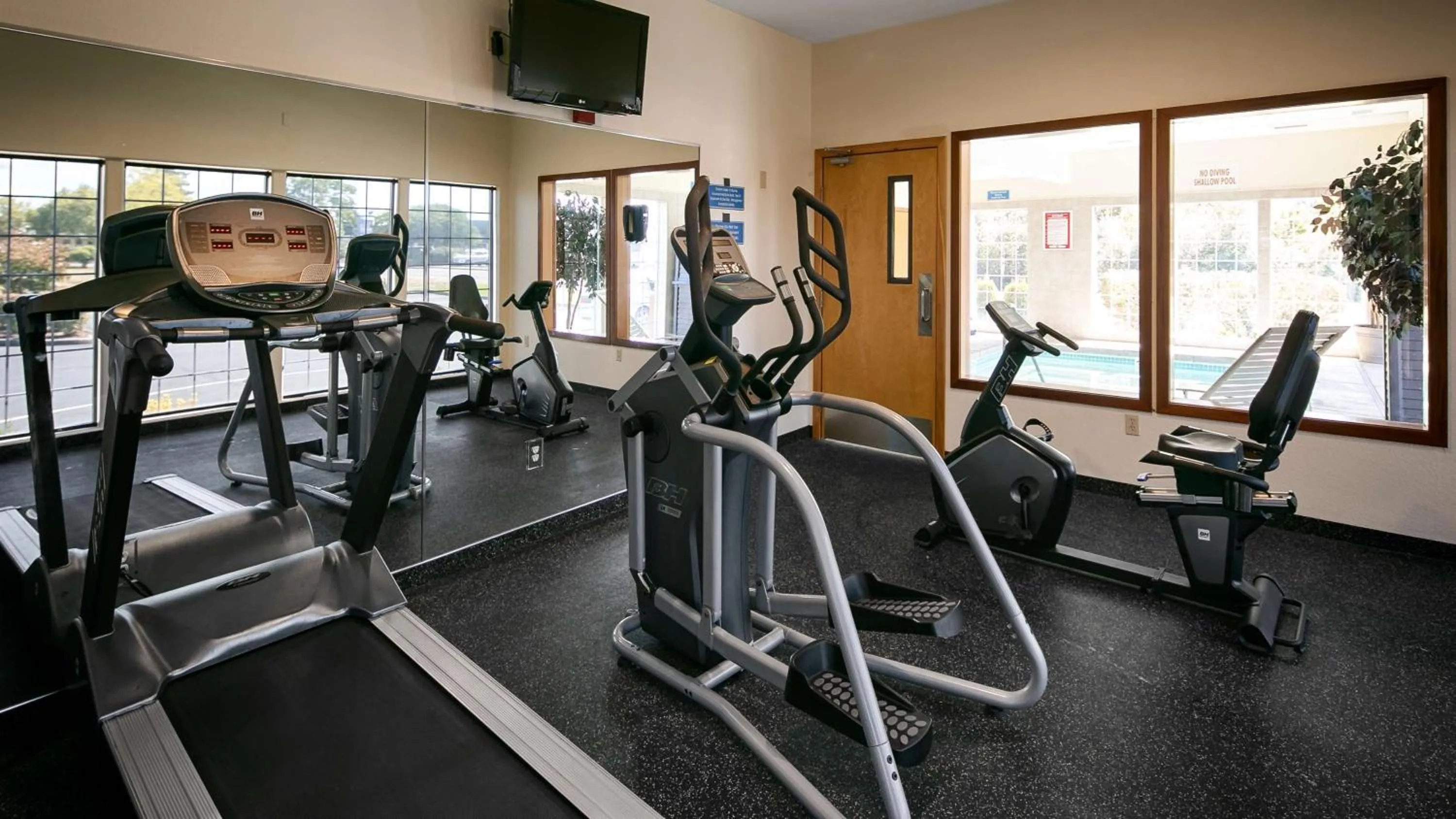 Fitness centre/facilities in Best Western Dallas Inn & Suites