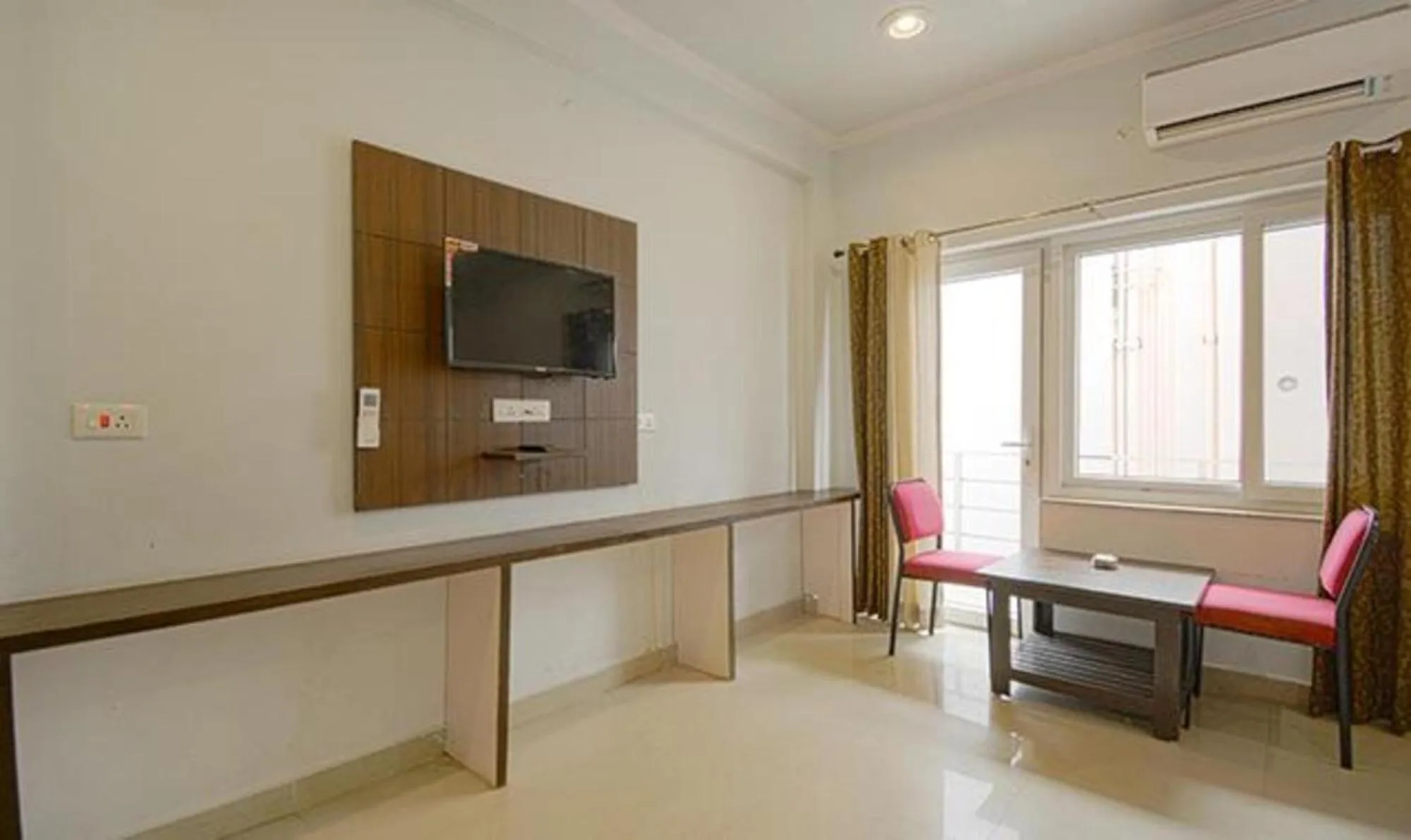 TV and multimedia in FabHotel Yamunotri Retreat, Tapovan