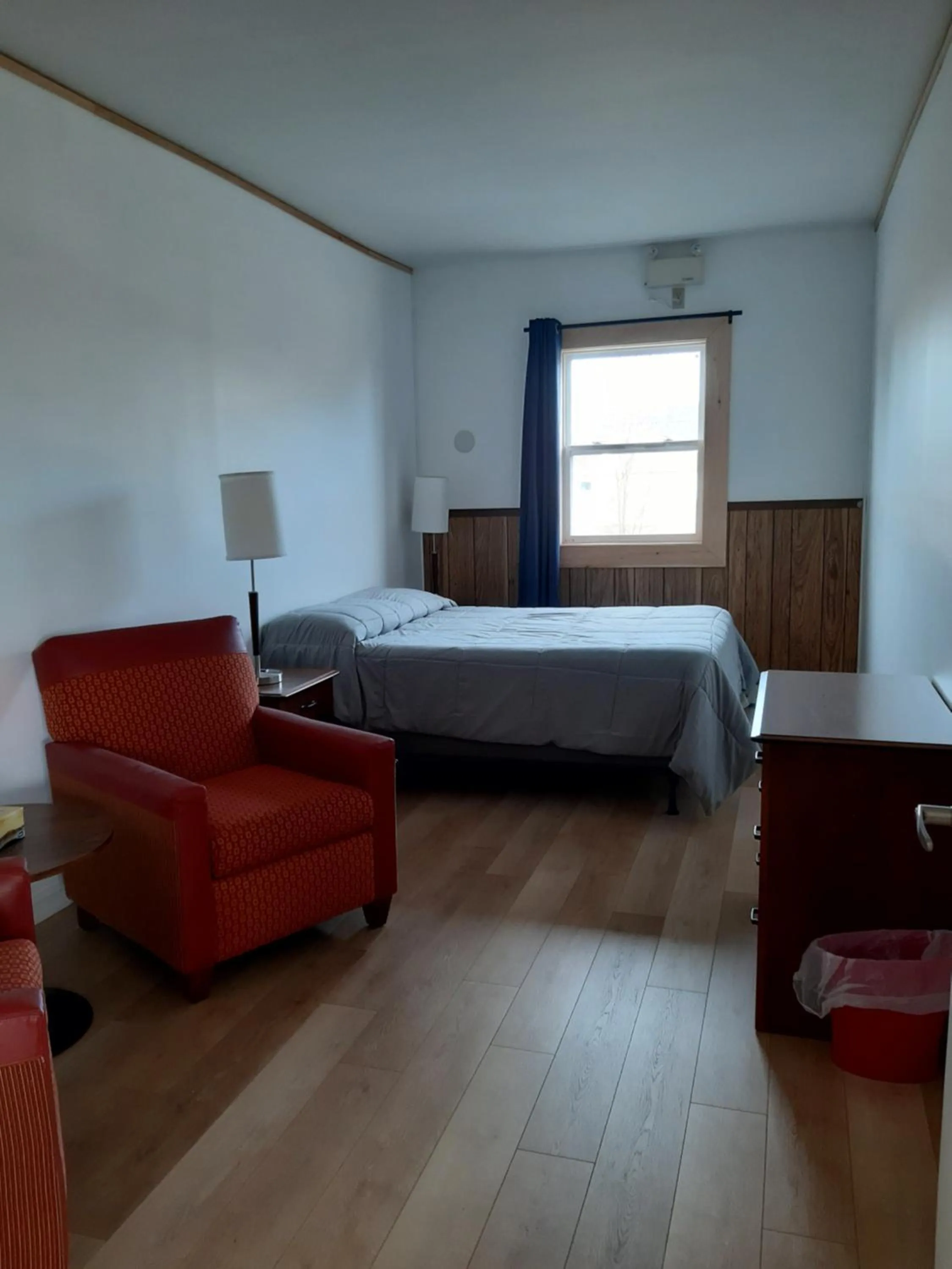 Bedroom in Balmoral Motel