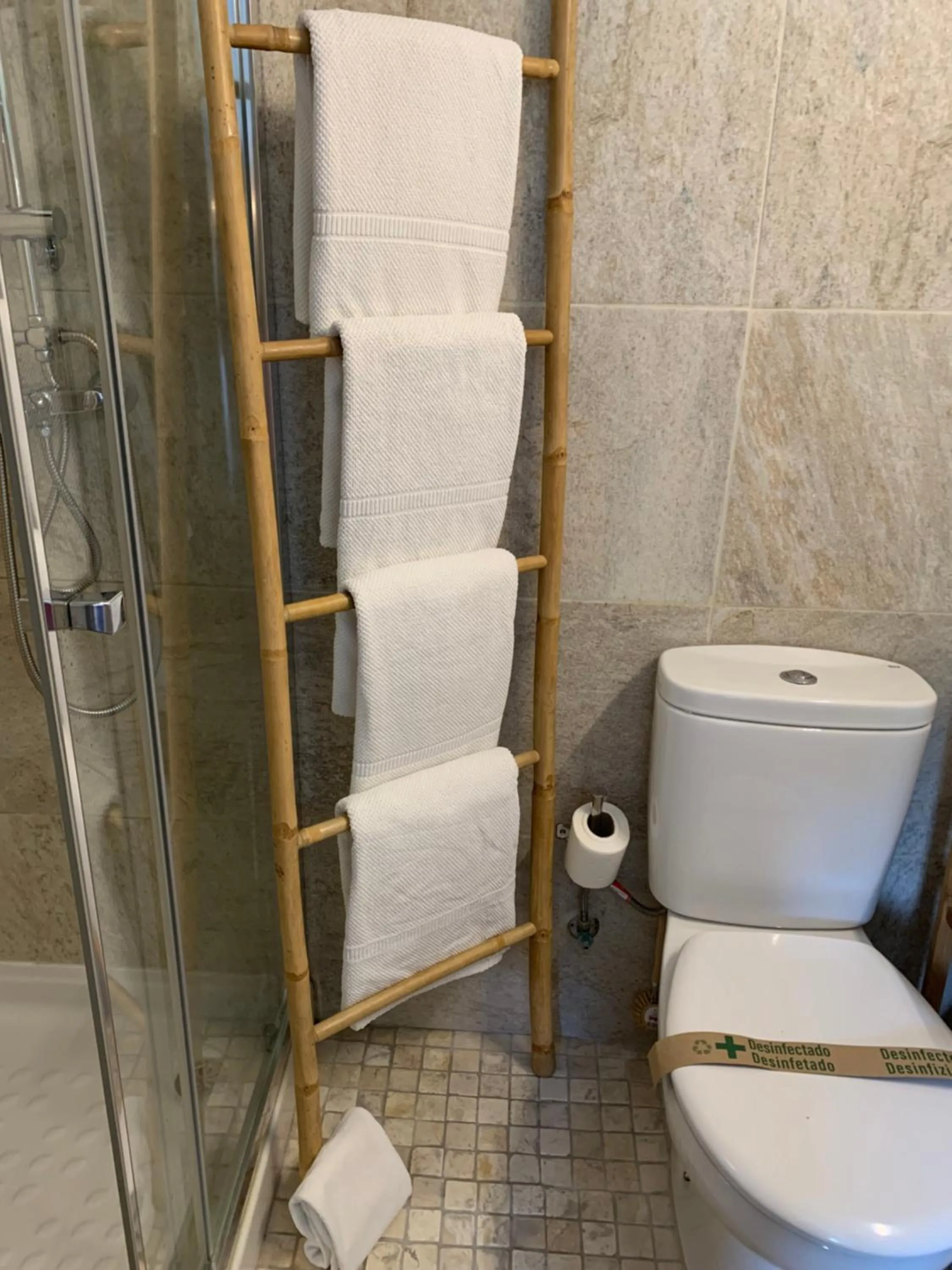 Shower in Casa Caimari Guest House, for mountain lovers!