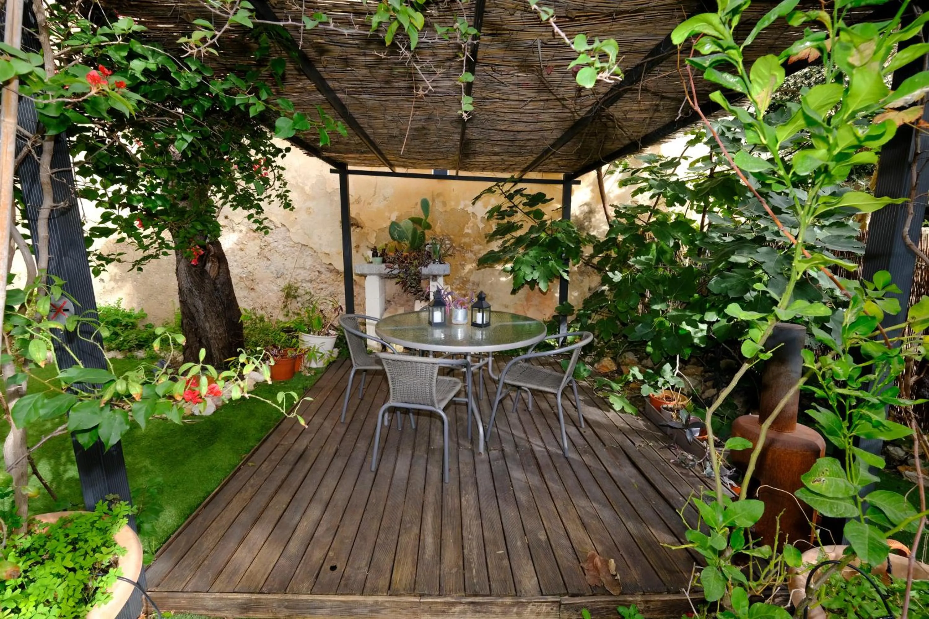 Garden in Casa Caimari Guest House, for mountain lovers!