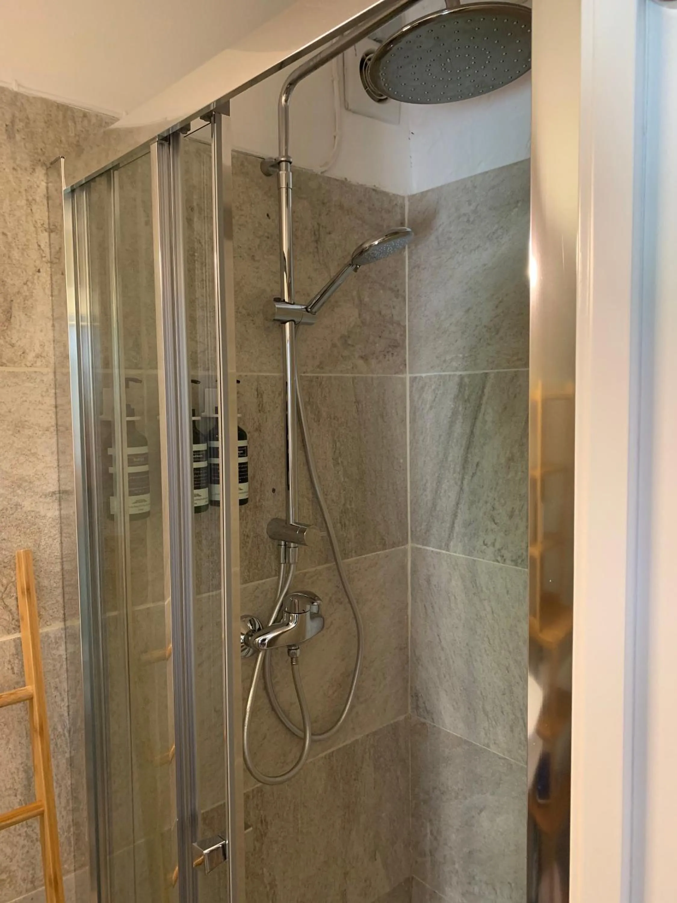 Shower in Casa Caimari Guest House, for mountain lovers!