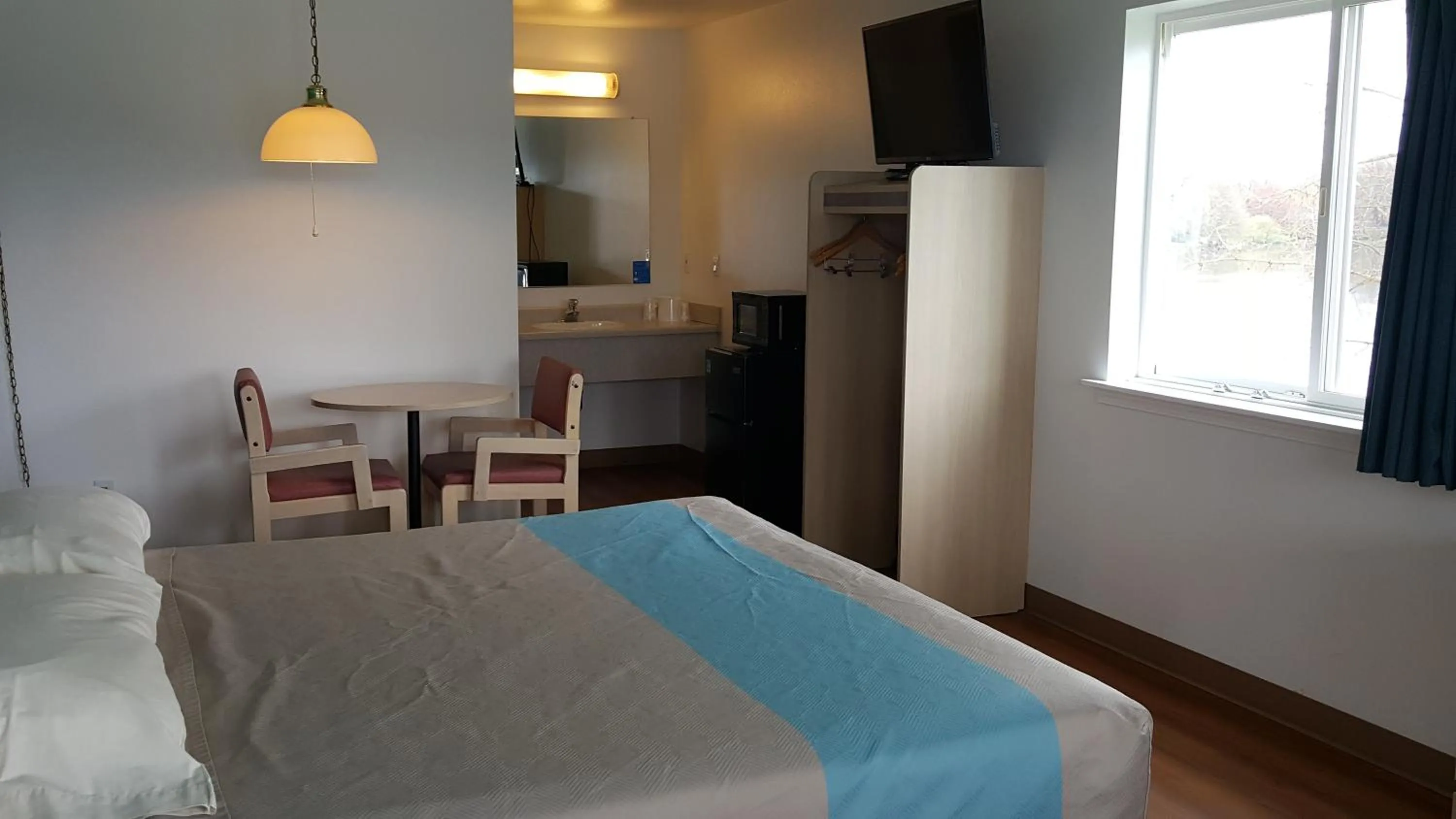 Photo of the whole room, Bed in Motel 6 Albany, OR