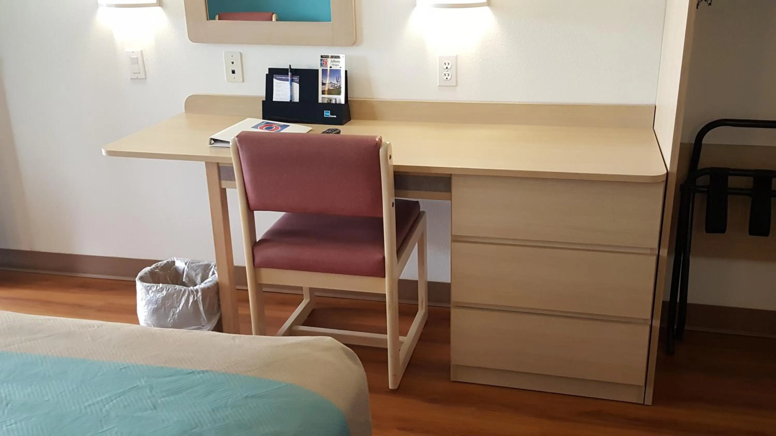 Photo of the whole room in Motel 6 Albany, OR