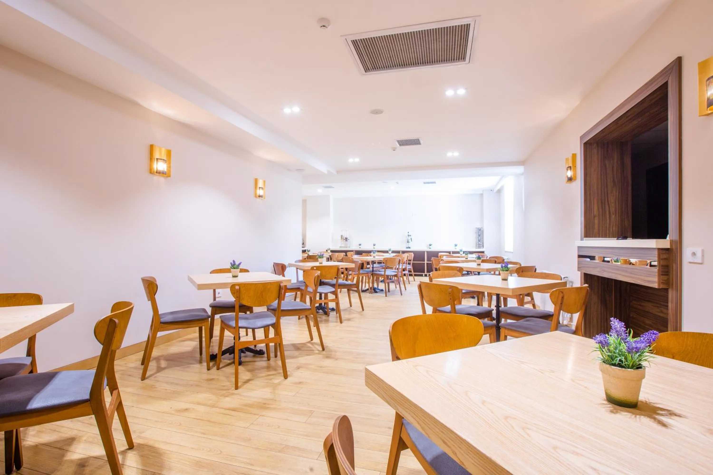 Restaurant/places to eat in City Park Hotel