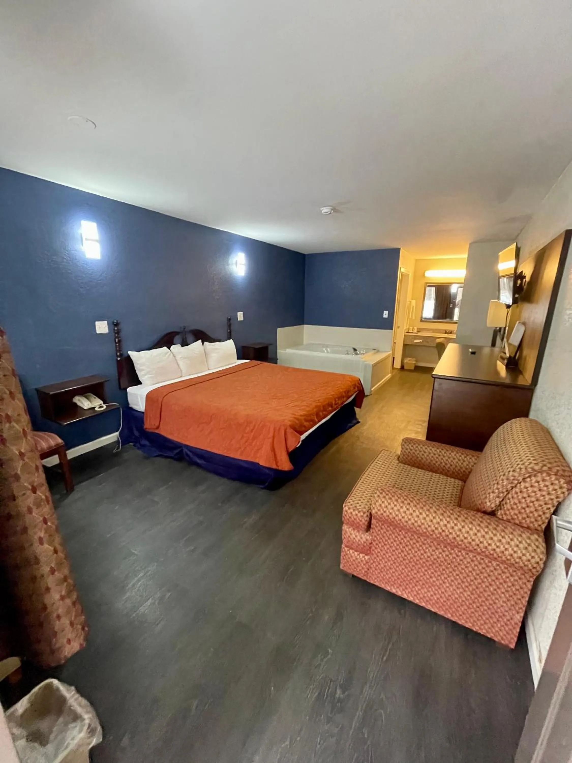 Bed in Key West Inn - Roanoke