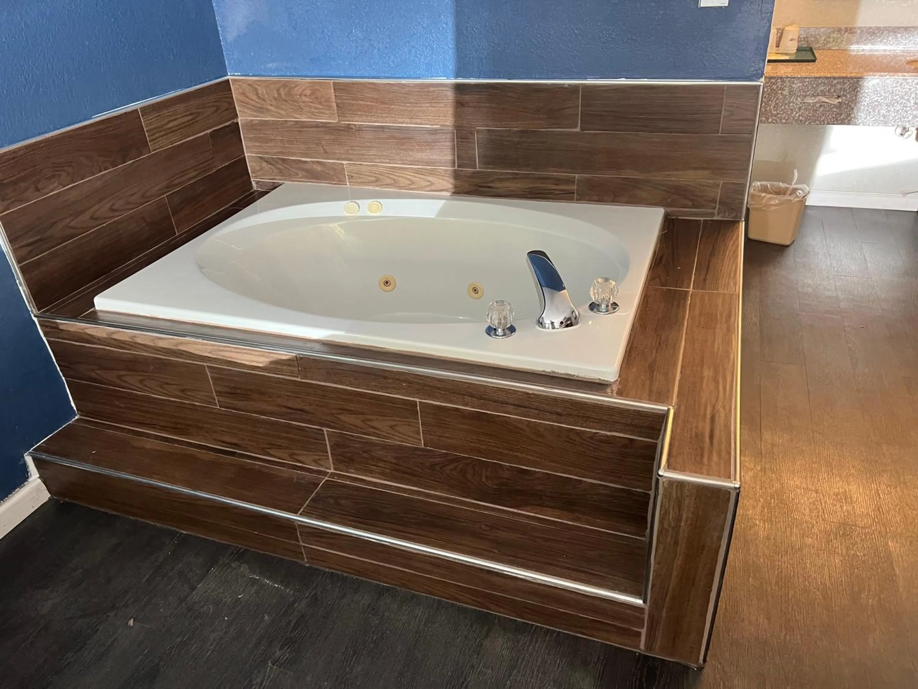 Hot Tub in Key West Inn - Roanoke