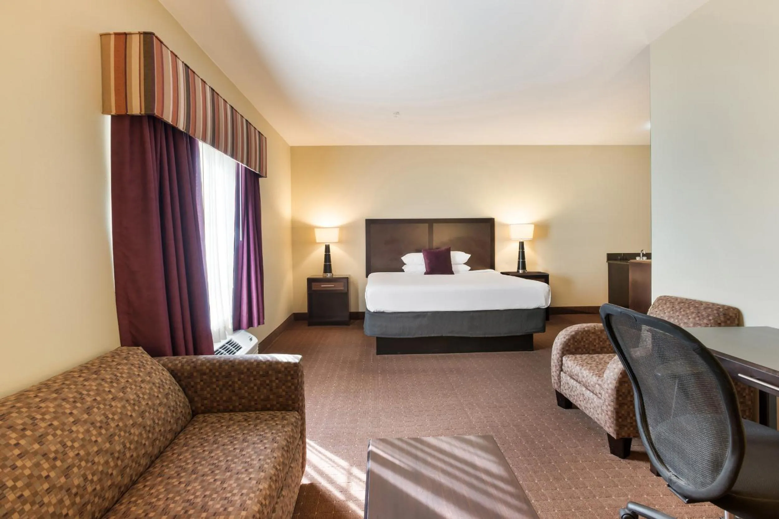 Photo of the whole room, Bed in Knights Inn Bunkie