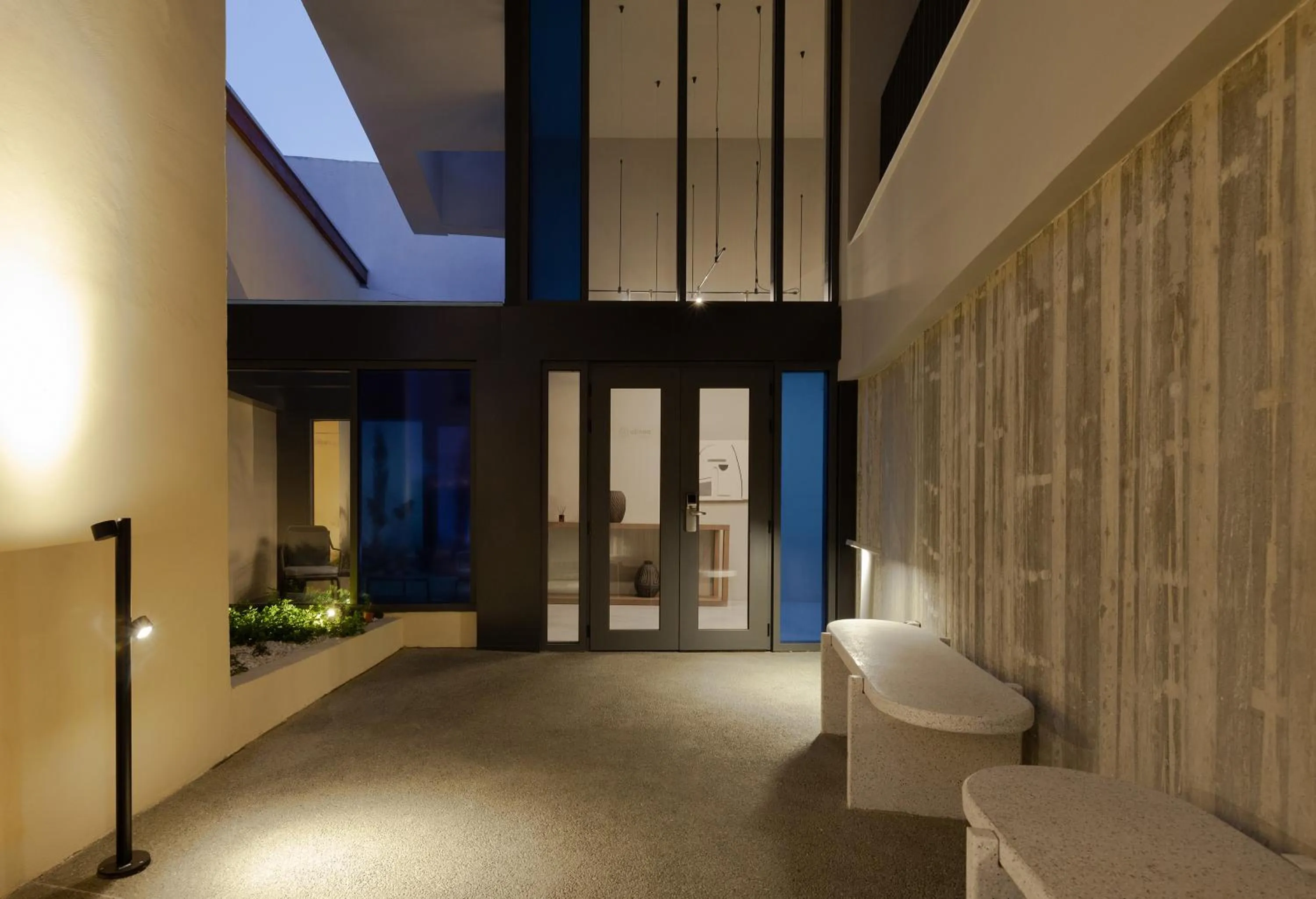 Facade/entrance, Bed in Alinea Suites Limassol Center