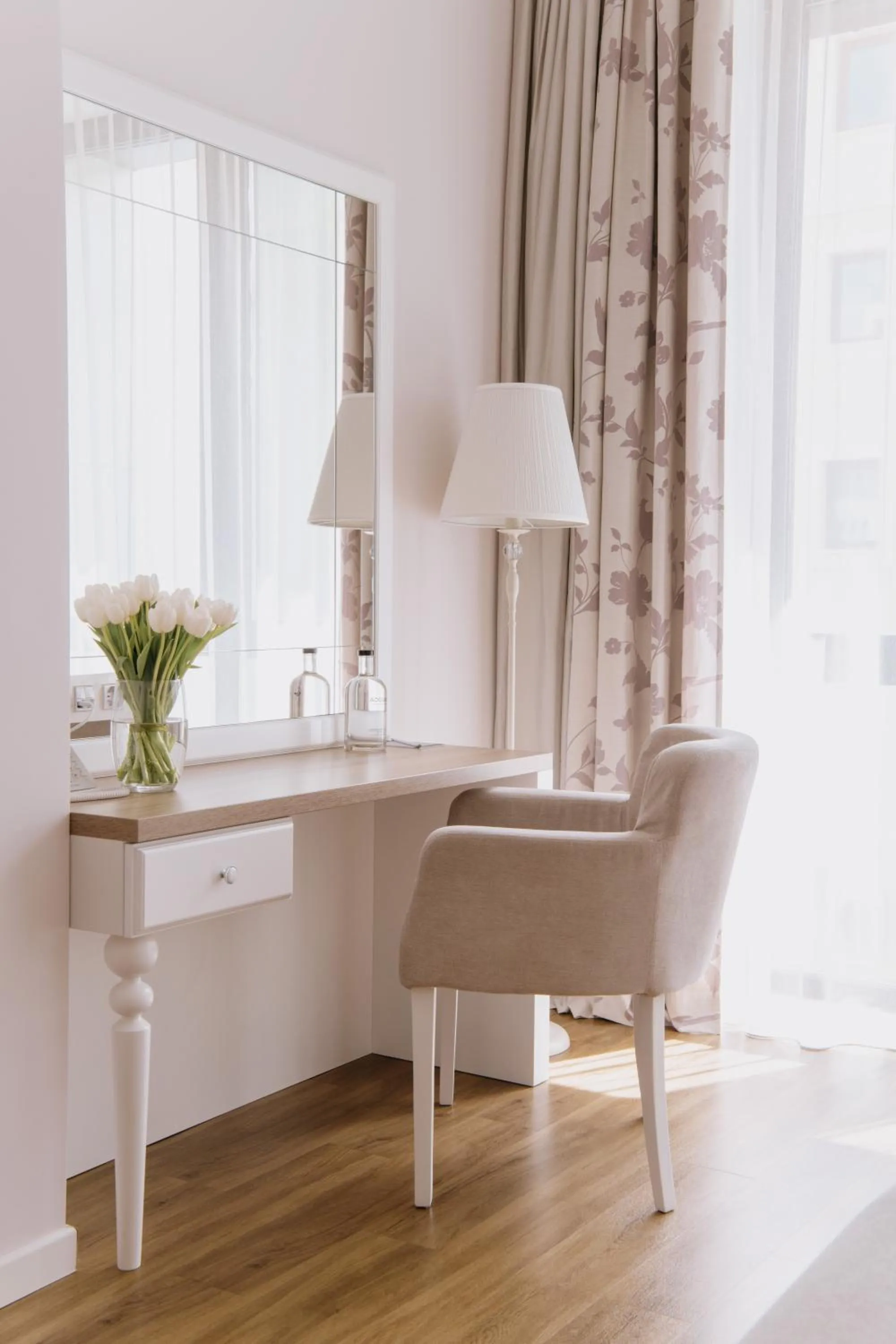 Seating area in Impresamente Art Hotel