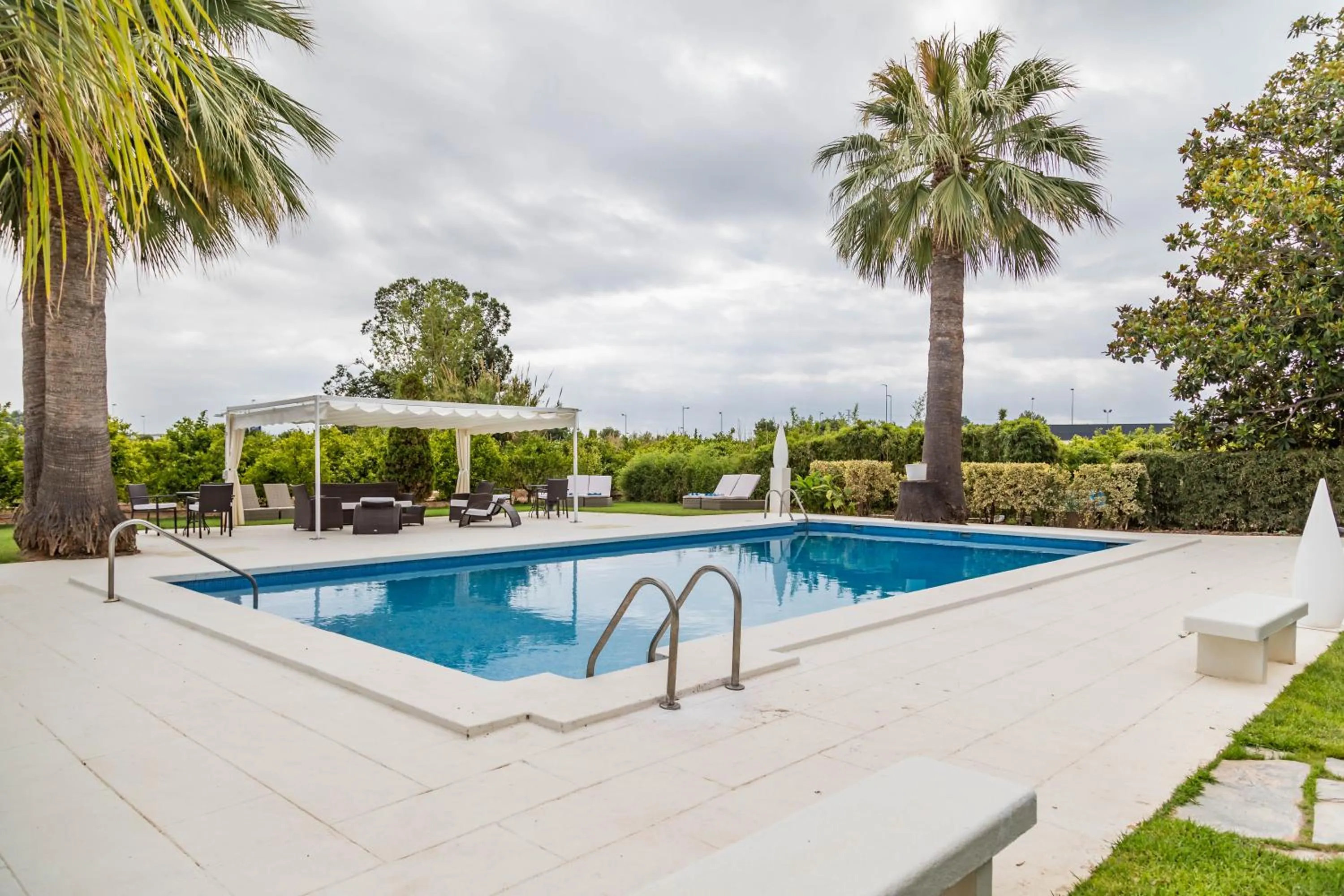Swimming pool in Alquería Calatrava B&B