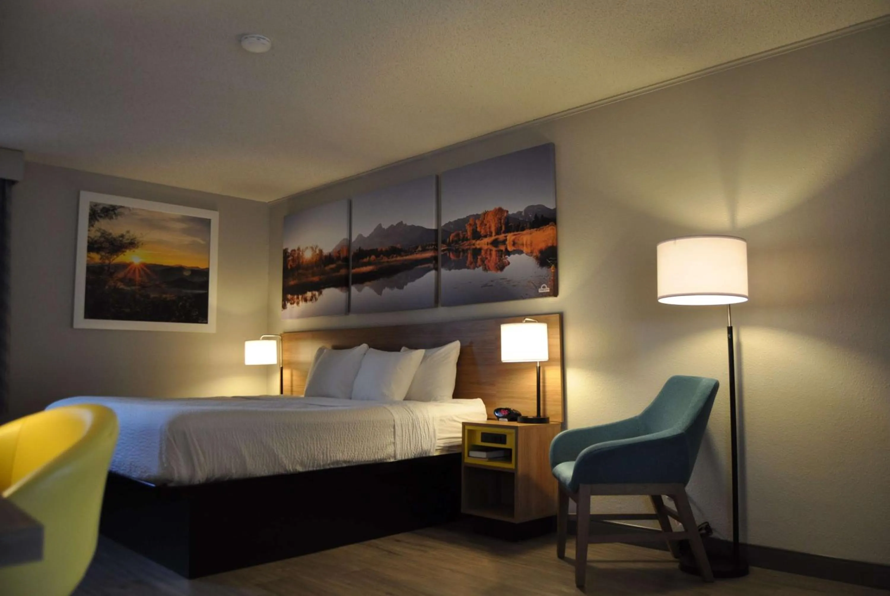 Deluxe King Room - Non-Smoking in Days Inn by Wyndham Worland