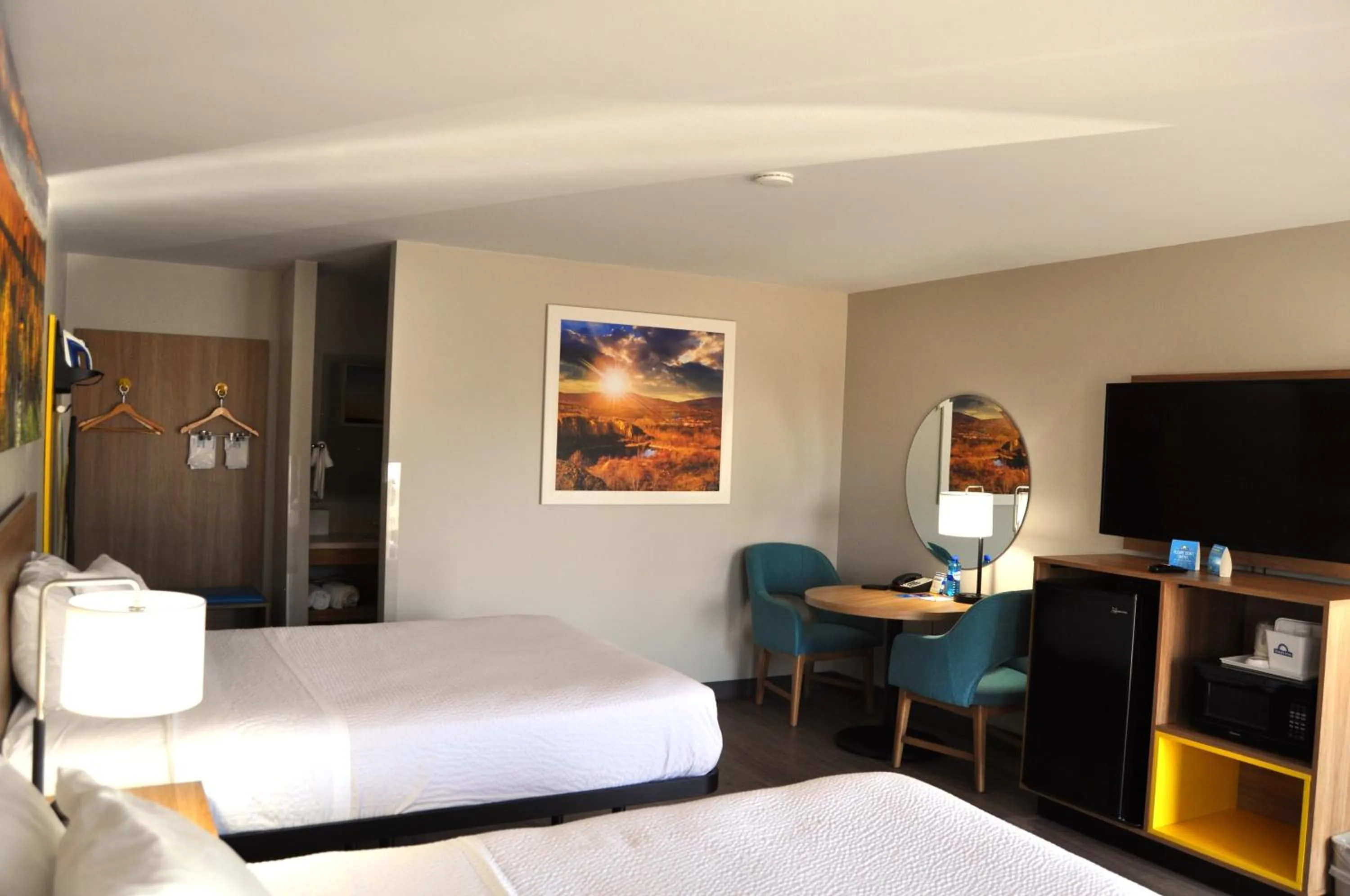 Coffee/tea facilities, Bed in Days Inn by Wyndham Worland