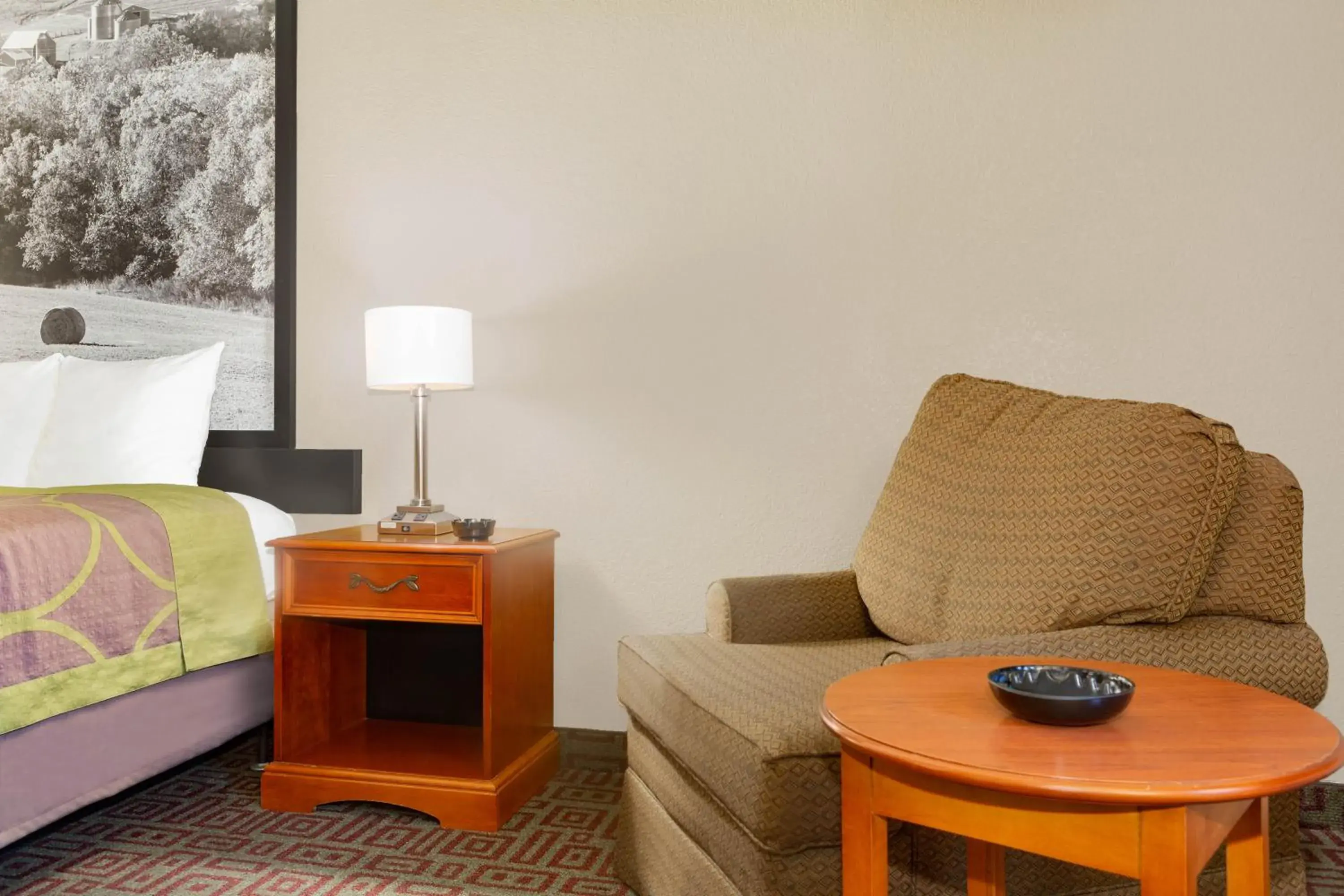 Queen Room - Smoking in Super 8 by Wyndham Fort Madison Queen Room - Smoking in Super 8 by Wyndham Fort Madison