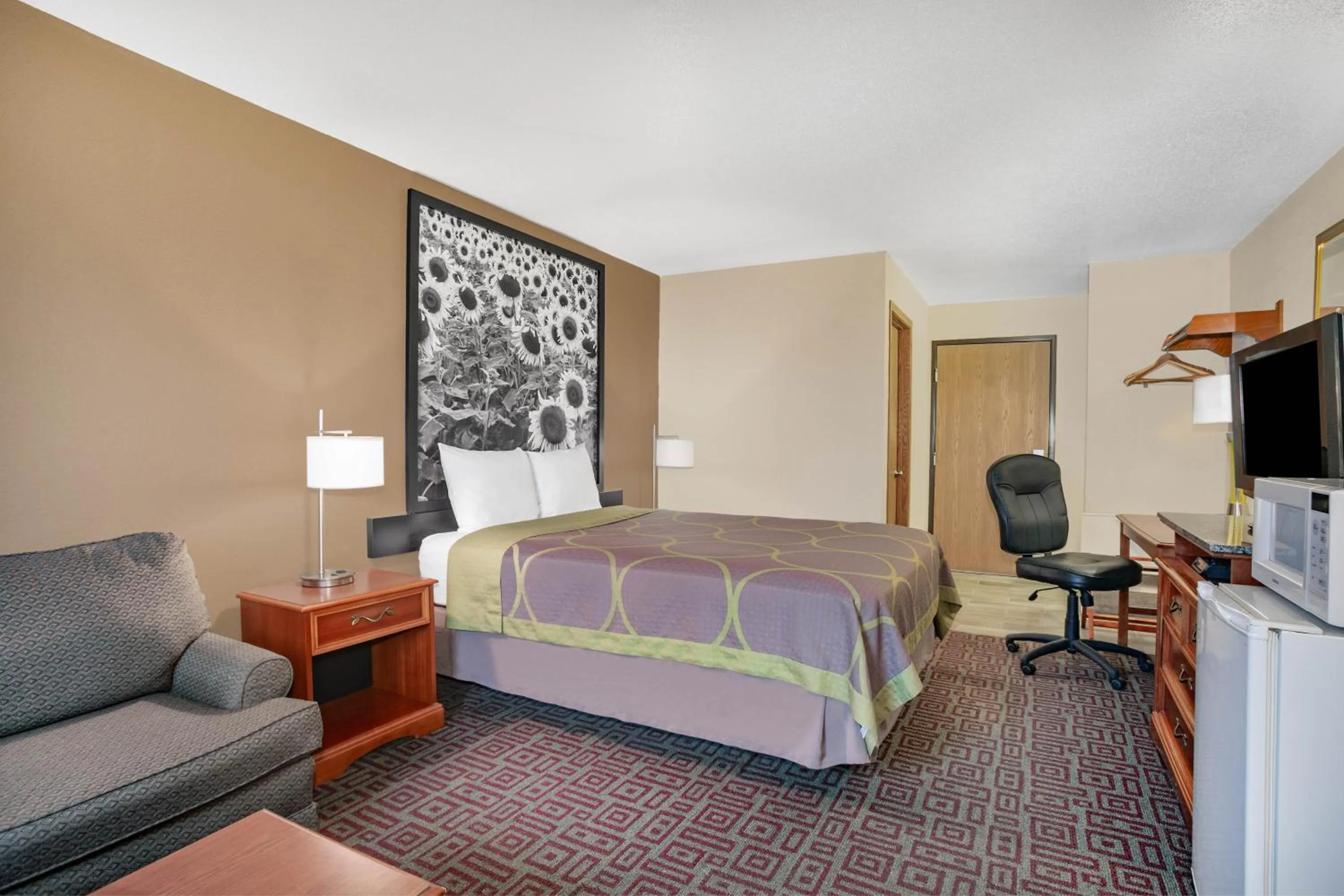 Photo of the whole room, Bed in Super 8 by Wyndham Fort Madison