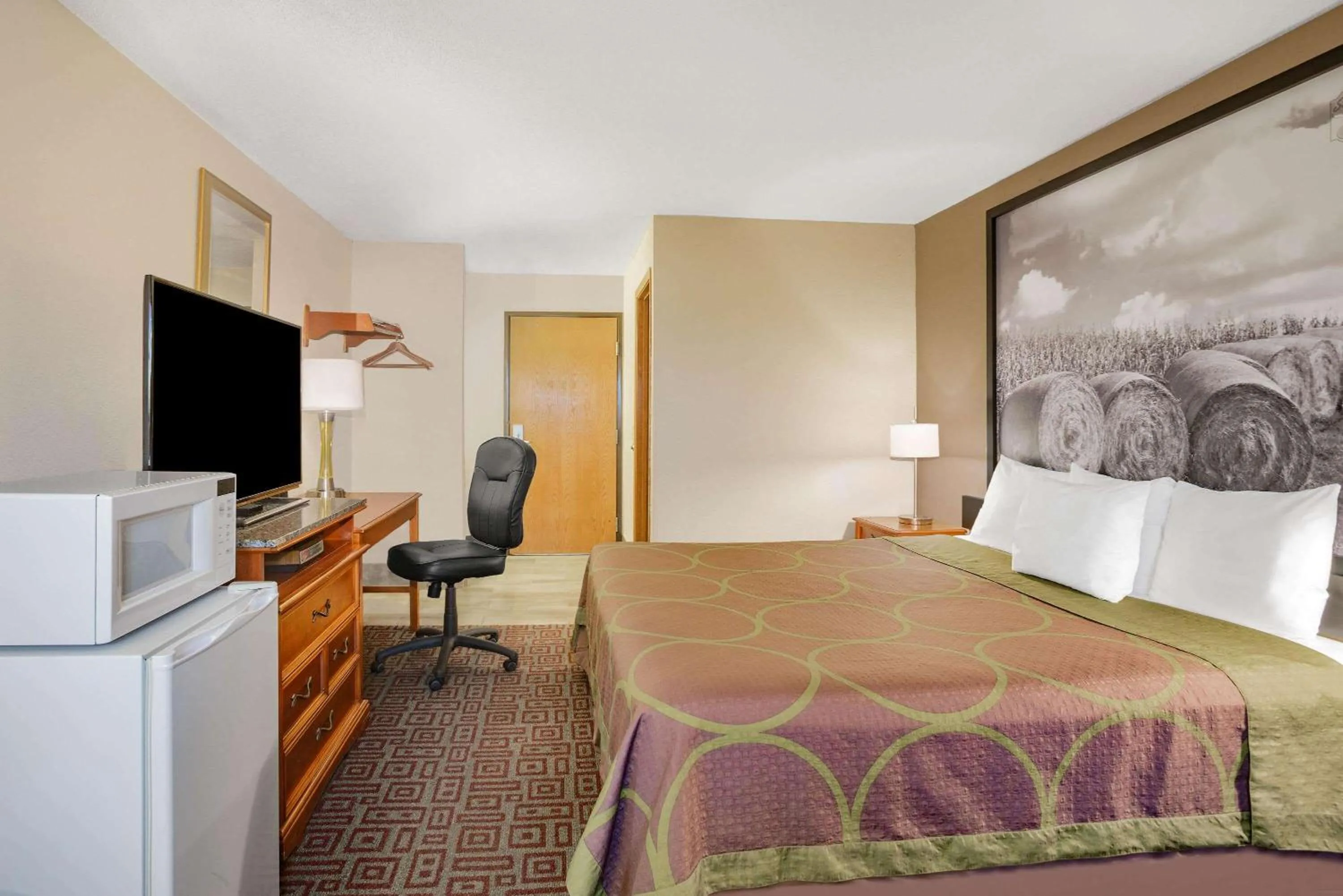 Bed in Super 8 by Wyndham Fort Madison