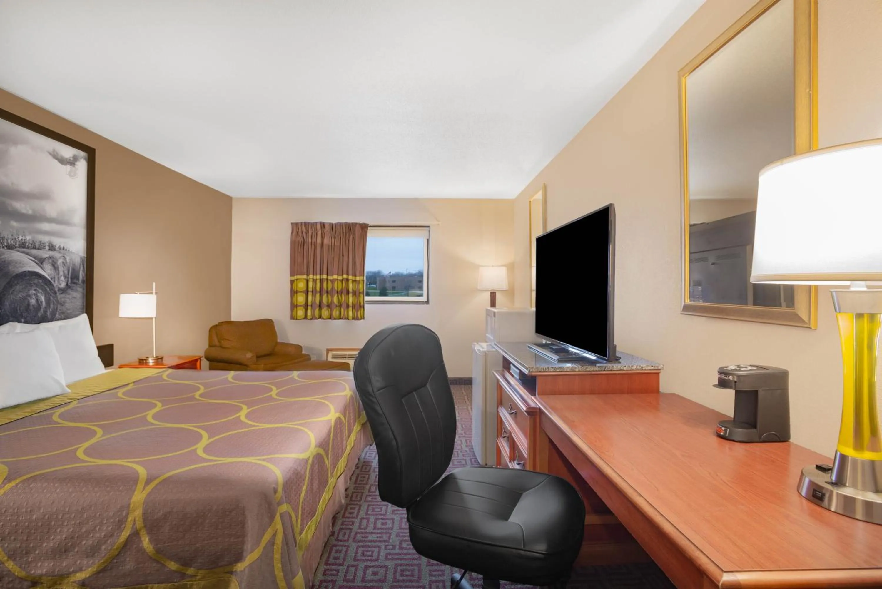 Photo of the whole room, Bed in Super 8 by Wyndham Fort Madison