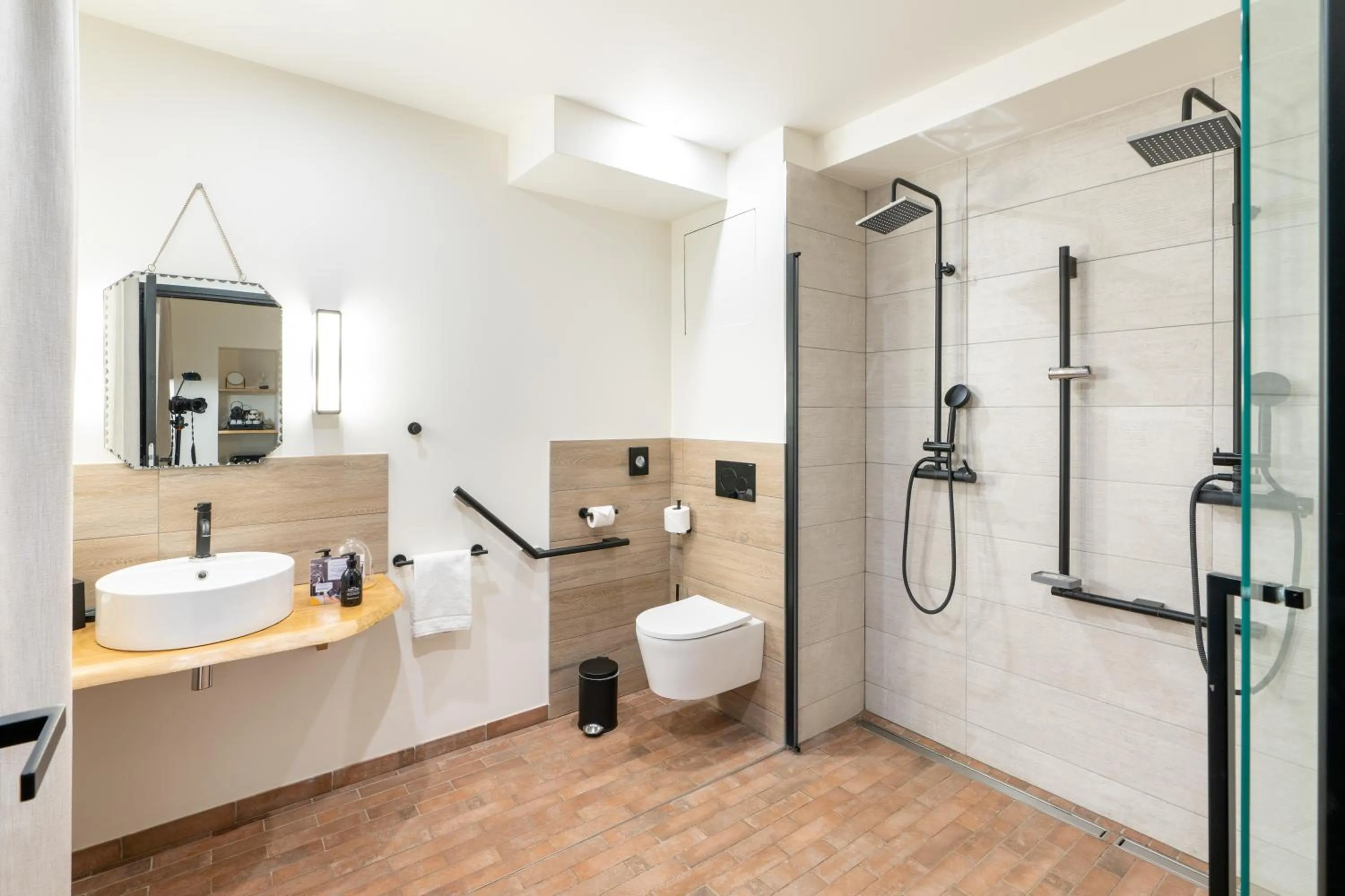 Shower in Les Jardins de Coppélia