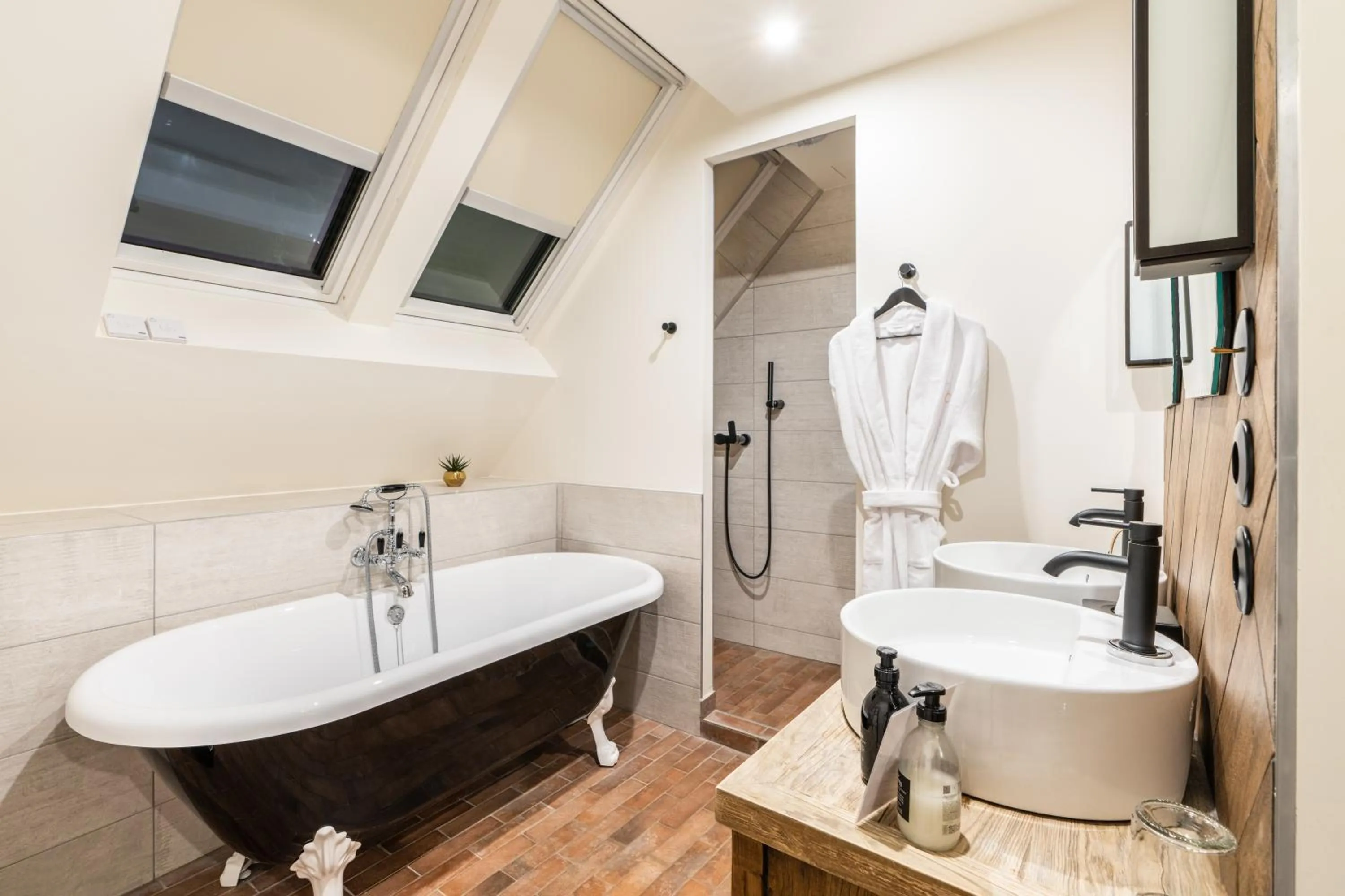 Shower in Les Jardins de Coppélia