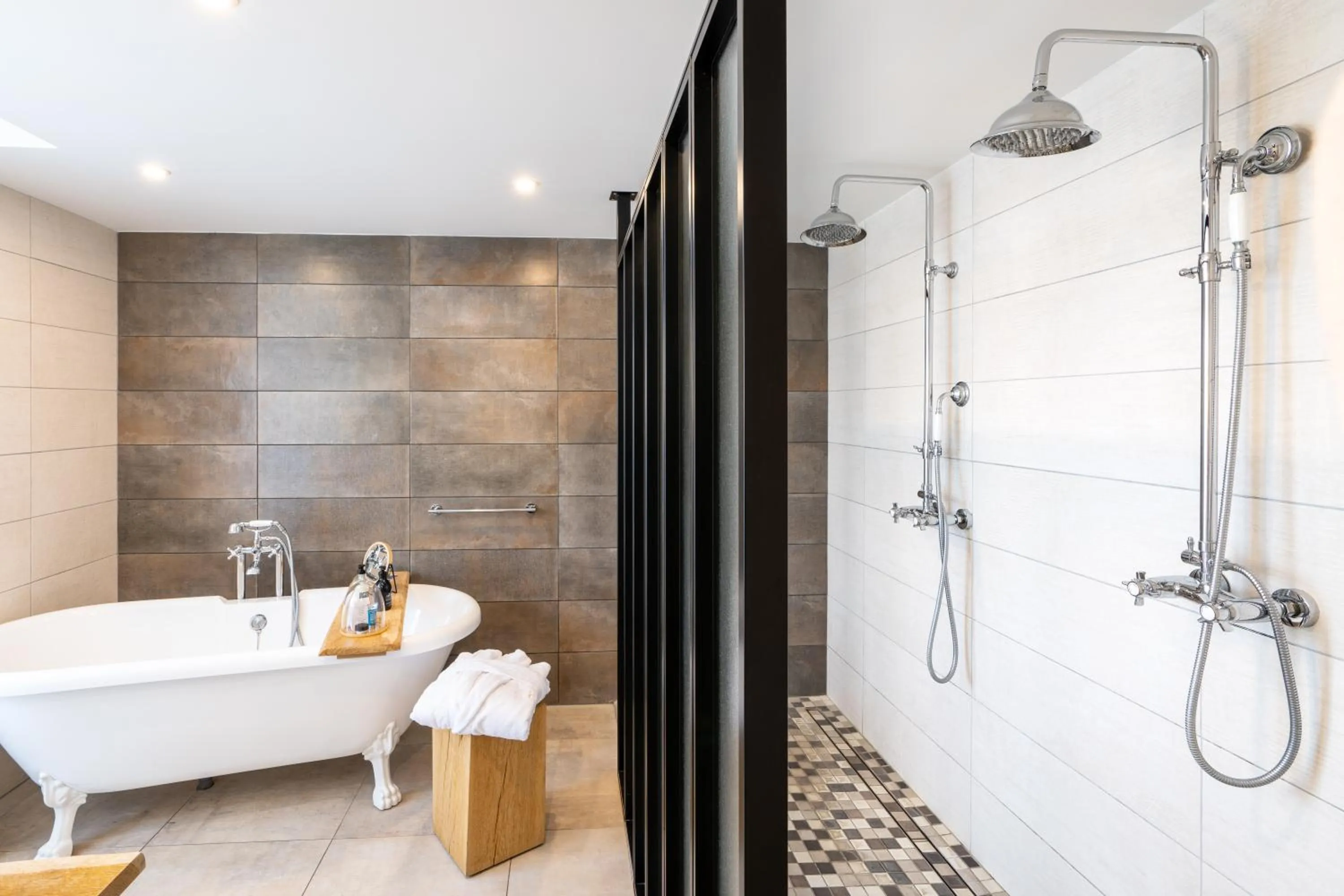 Shower in Les Jardins de Coppélia