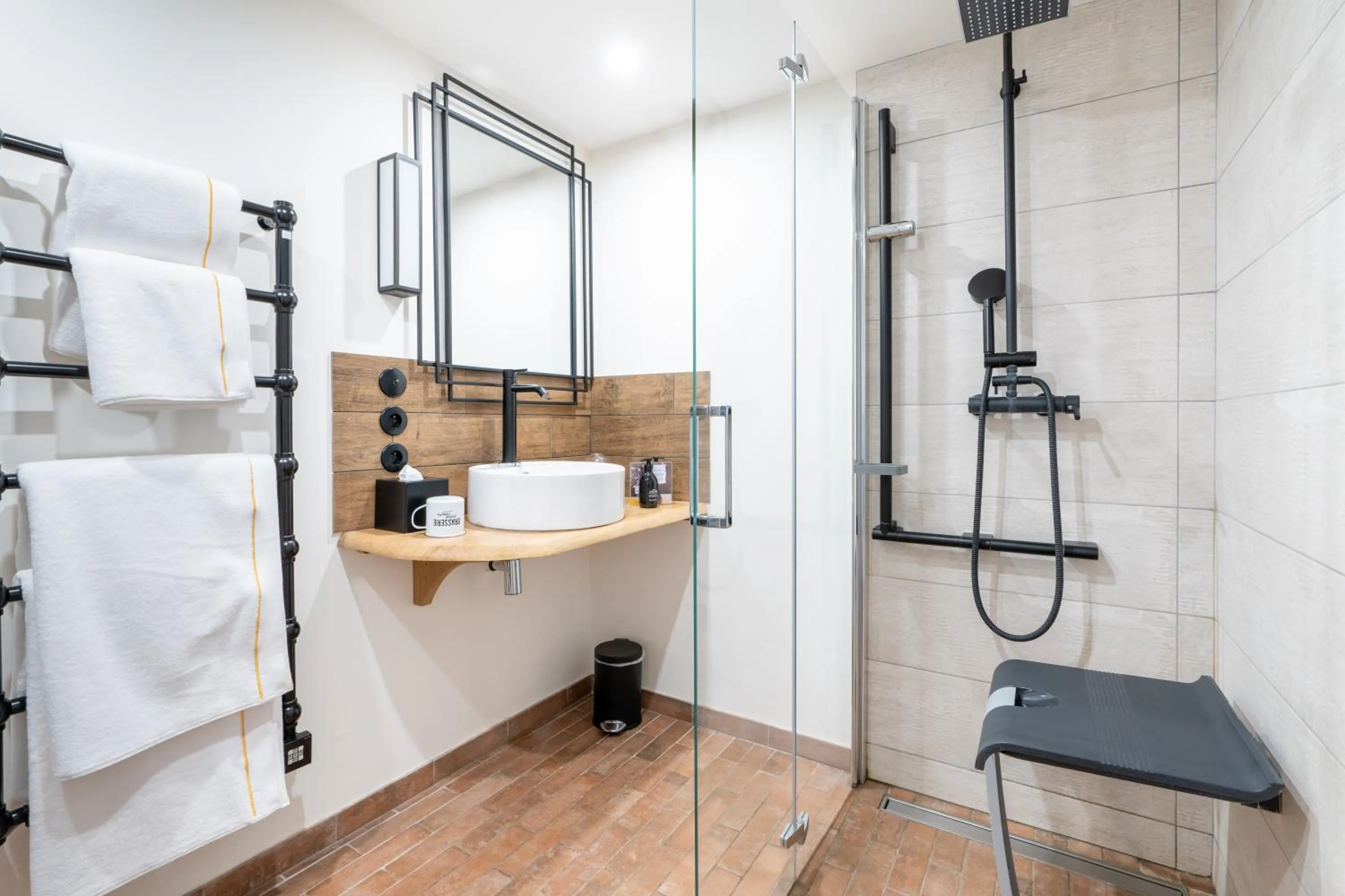 Shower in Les Jardins de Coppélia