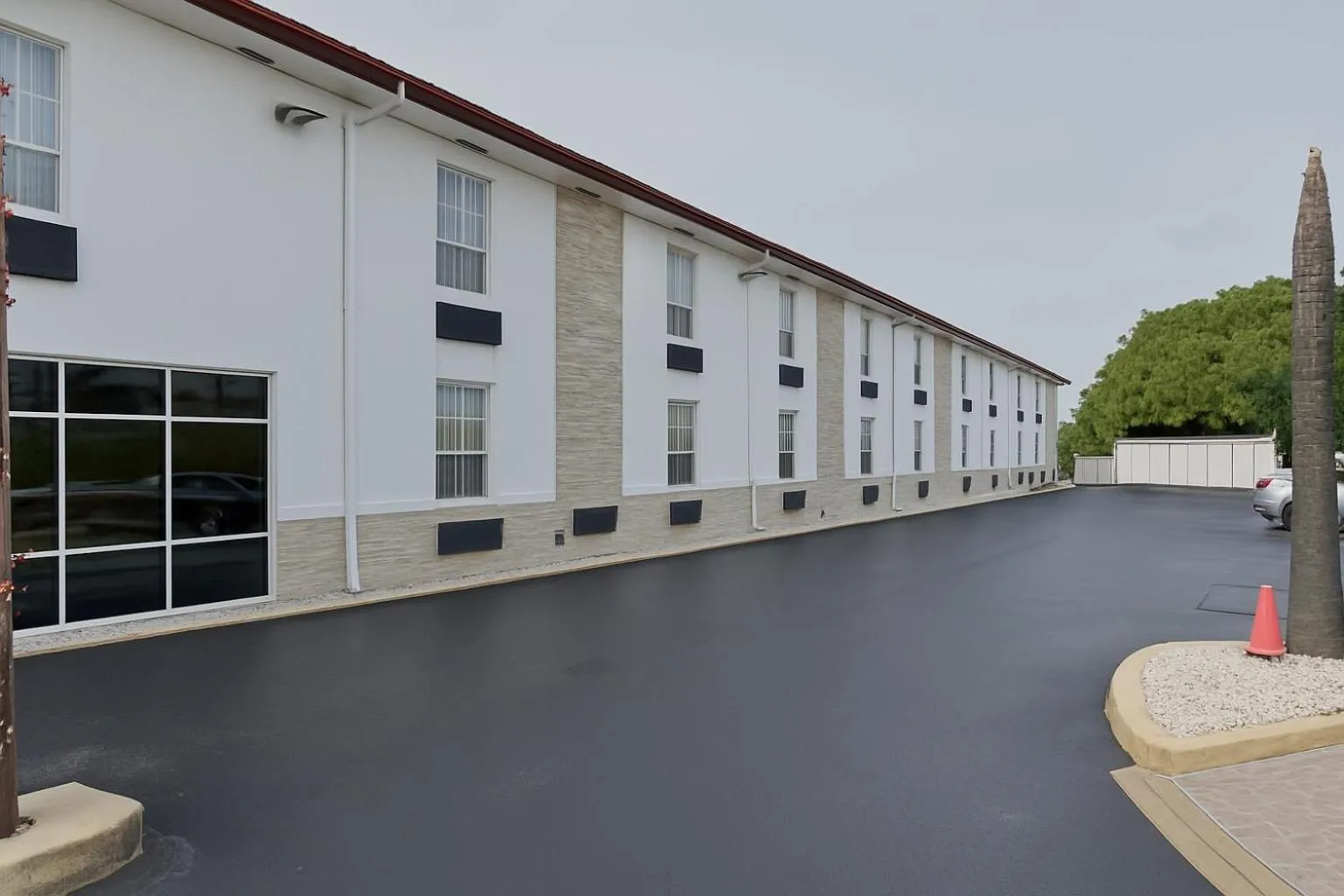 Property building in Belmont Inn & Suites