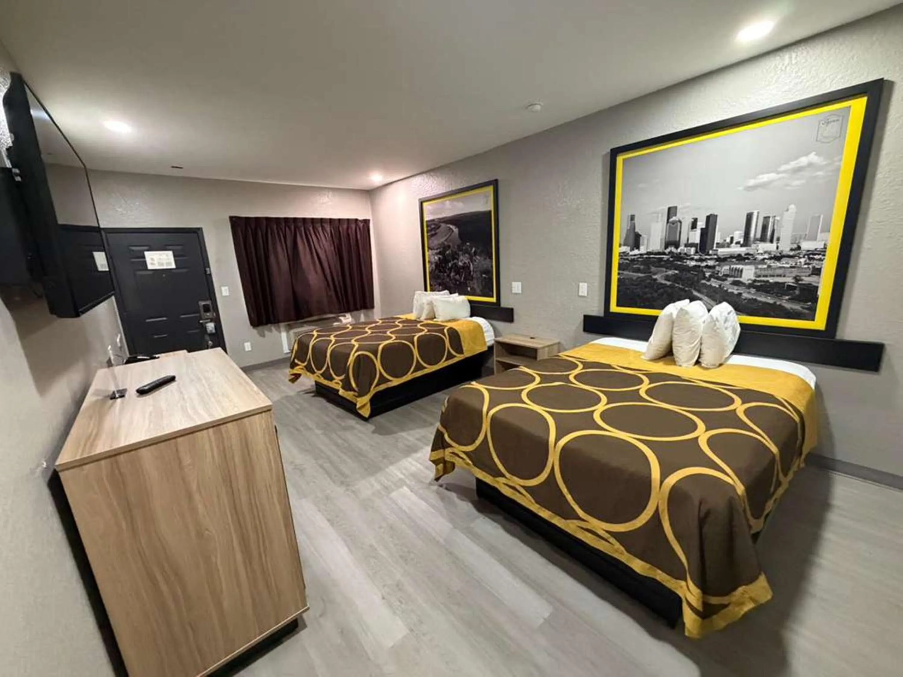 Bedroom, Bed in Super 8 by Wyndham Houston/Brookhollow NW