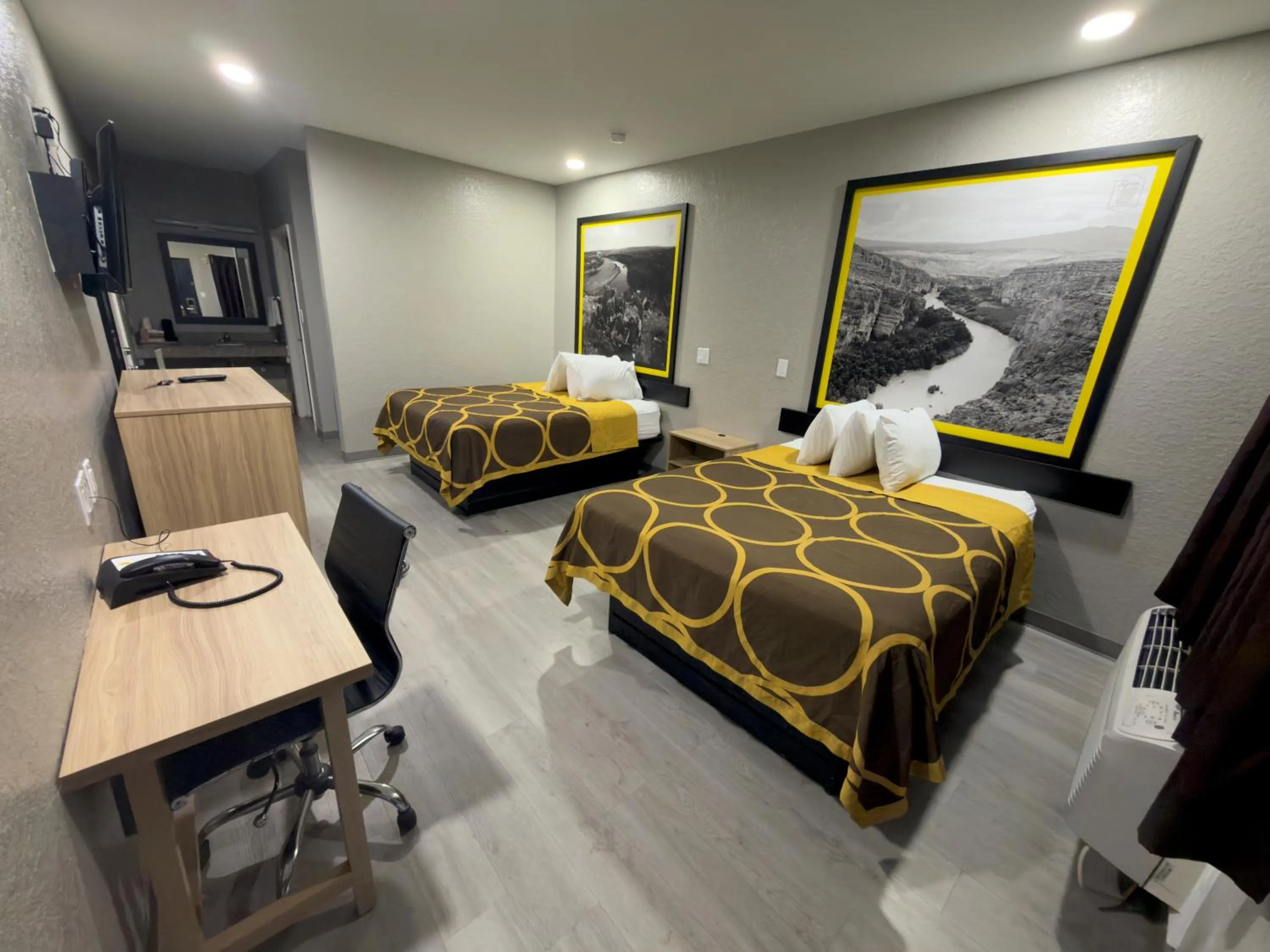 Bed in Super 8 by Wyndham Houston/Brookhollow NW