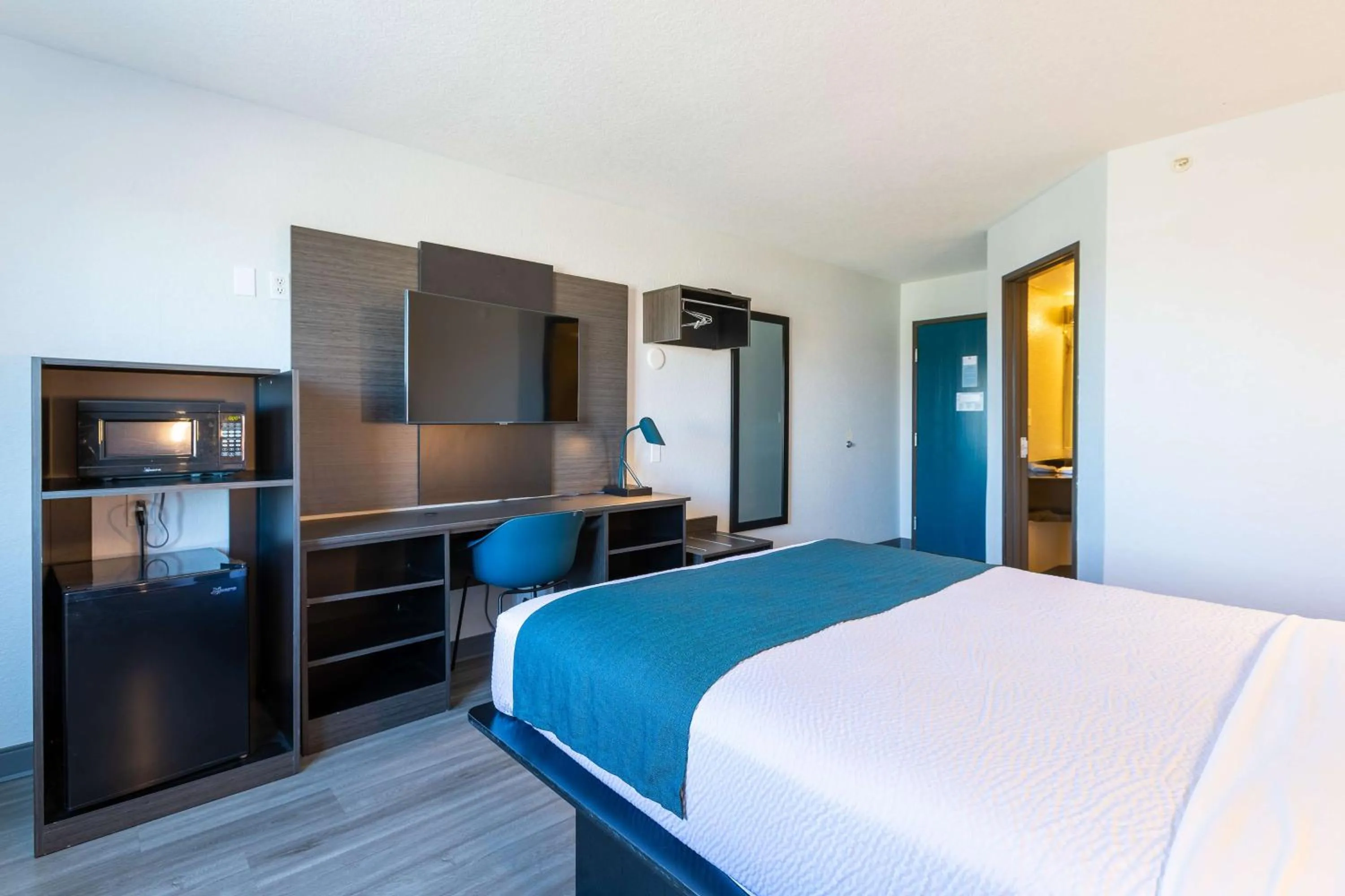 Bedroom, Bed in Motel 6-Fort Lupton, CO