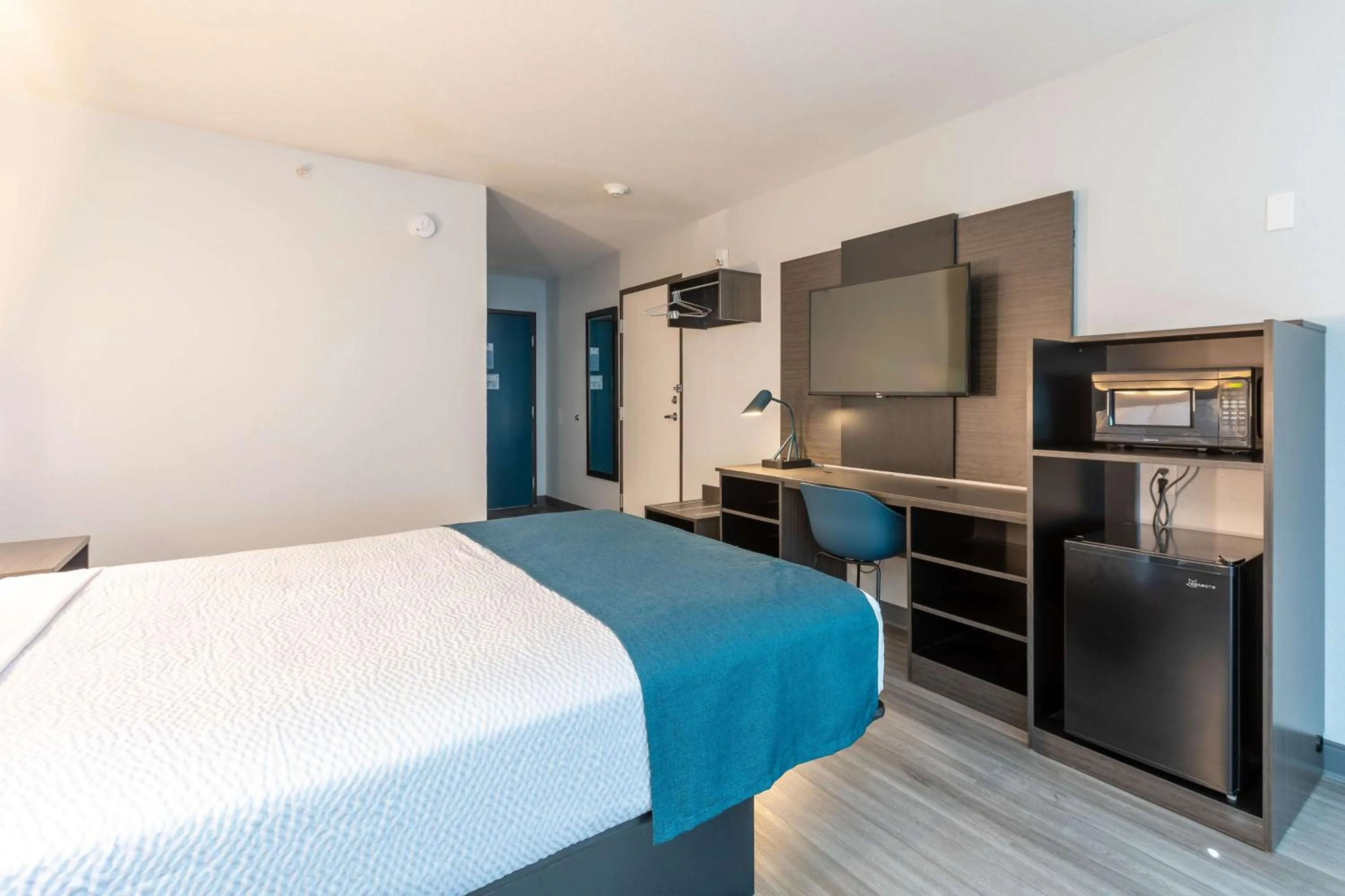 Bedroom, Bed in Motel 6-Fort Lupton, CO