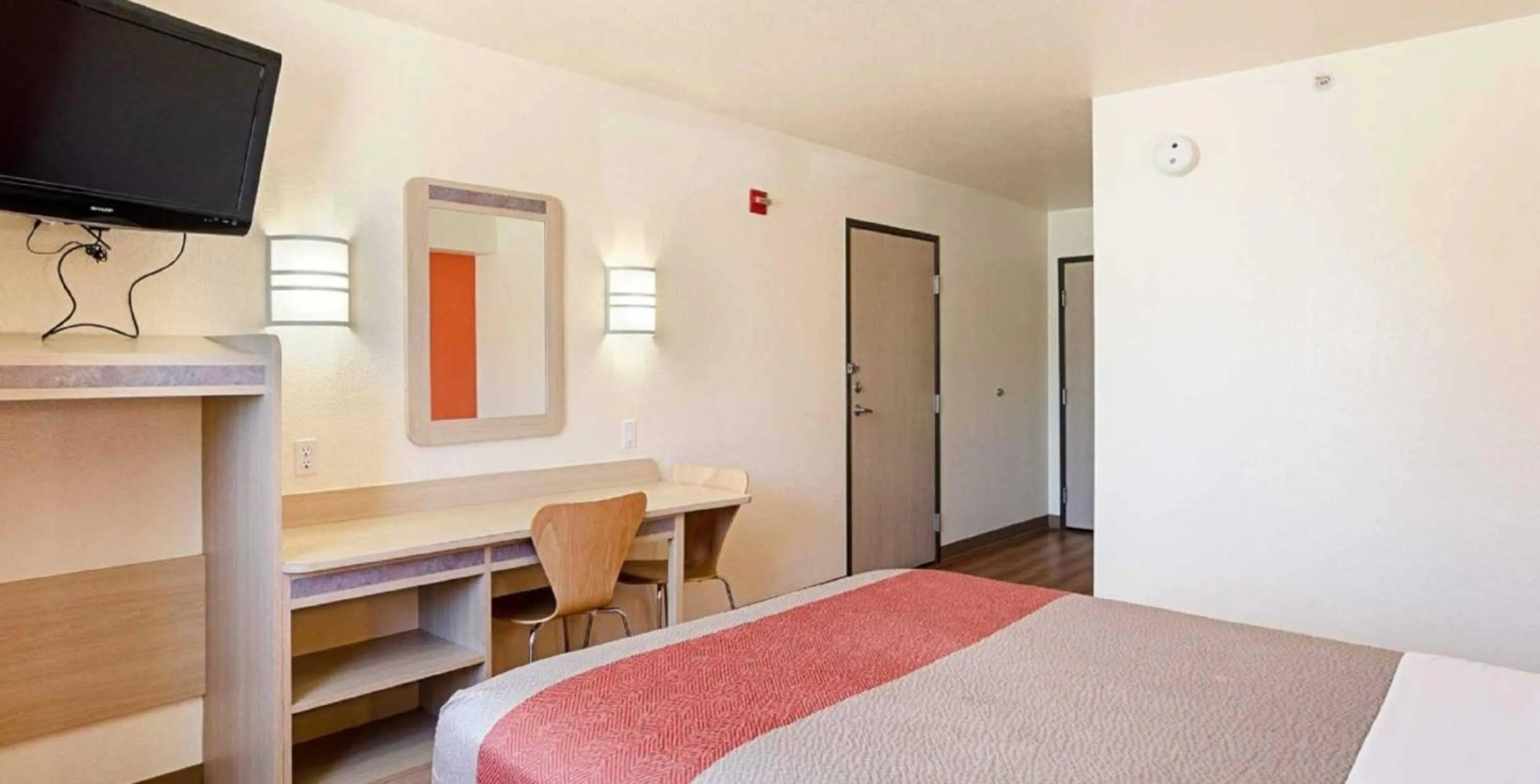 Photo of the whole room, Bed in Motel 6-Fort Lupton, CO