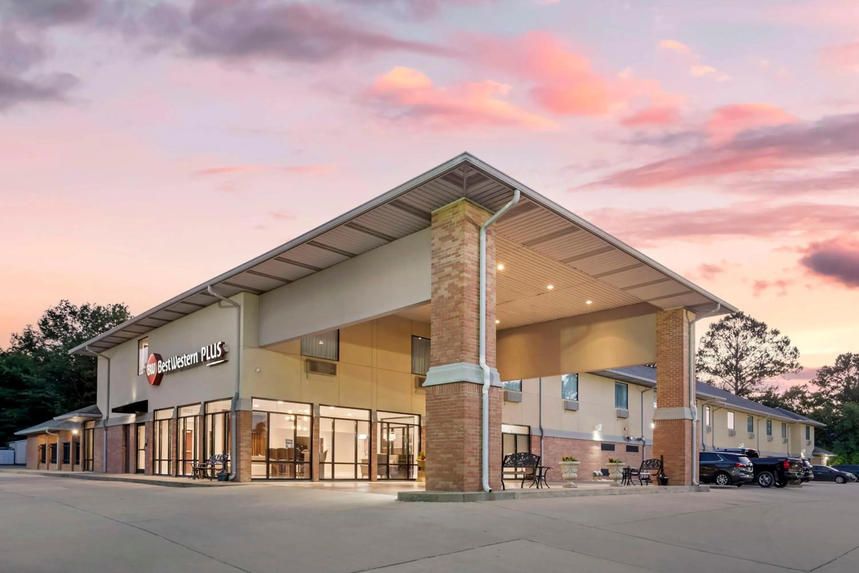 Property building in Best Western Plus Two Rivers Hotel & Suites