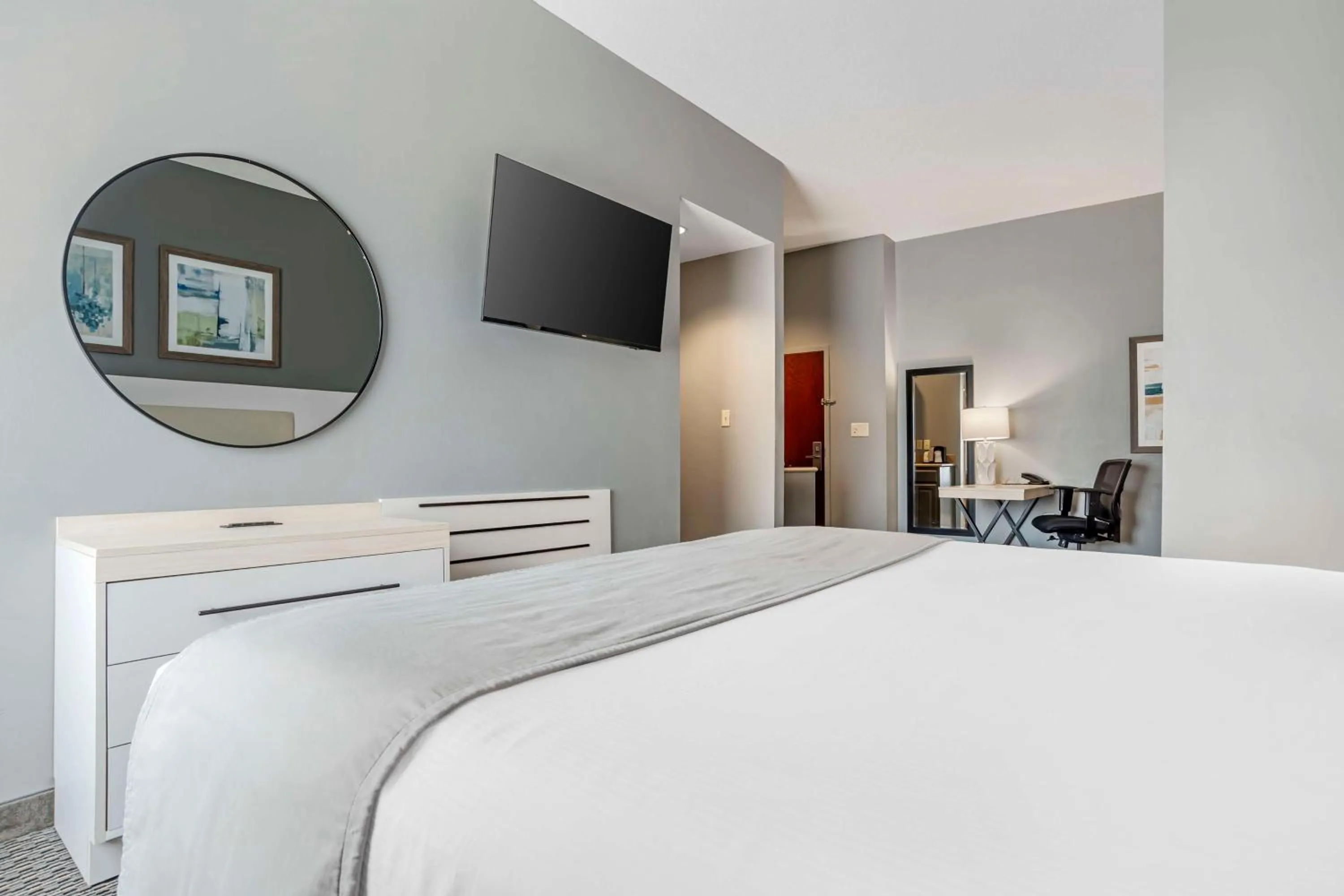 Bedroom, Bed in Best Western Plus Two Rivers Hotel & Suites