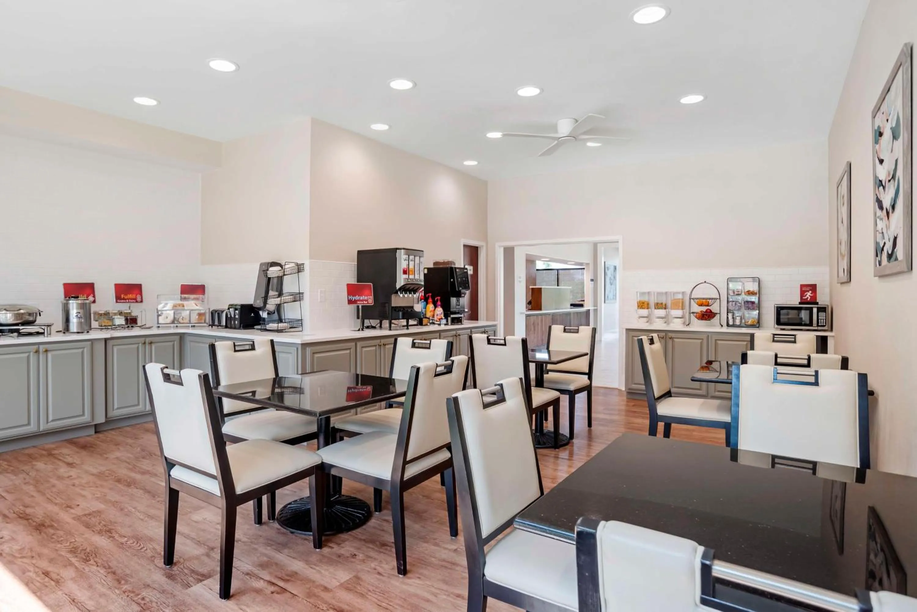 Breakfast in Best Western Plus Two Rivers Hotel & Suites