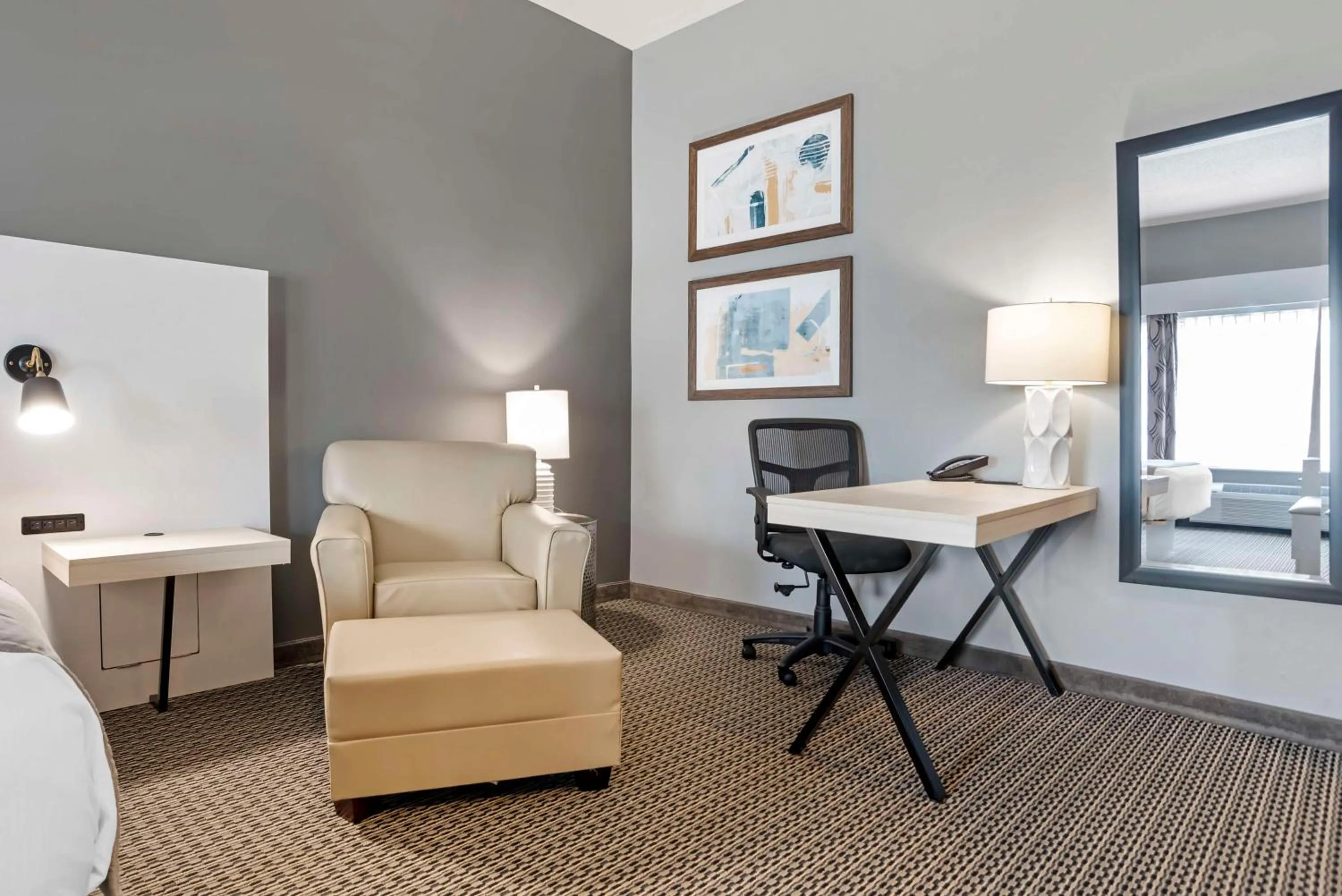 Bedroom in Best Western Plus Two Rivers Hotel & Suites