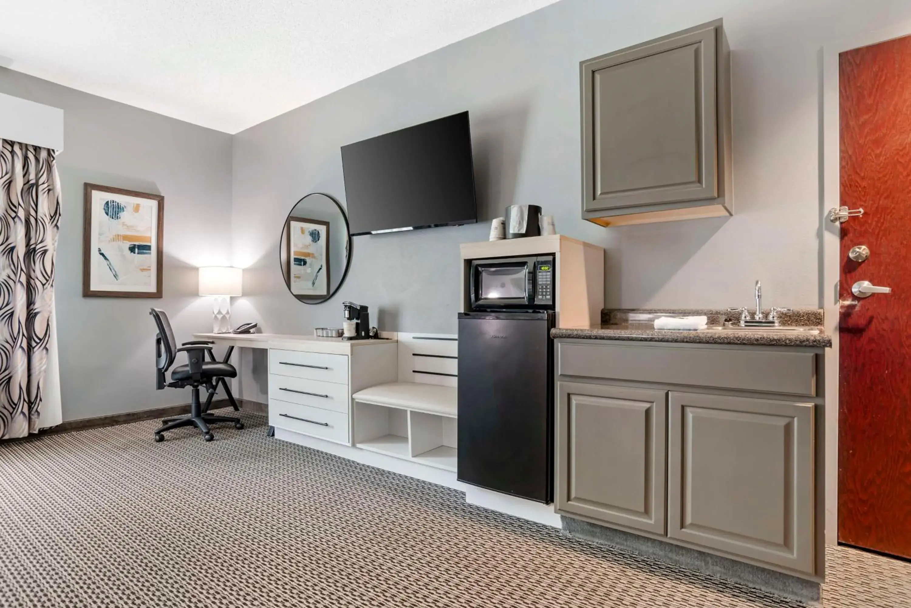 King Room with Bath Tub and Kitchenette - Mobility Accessible/Non-Smoking in Best Western Plus Two Rivers Hotel & Suites King Room with Bath Tub and Kitchenette - Mobility Accessible/Non-Smoking in Best Western Plus Two Rivers Hotel & Suites