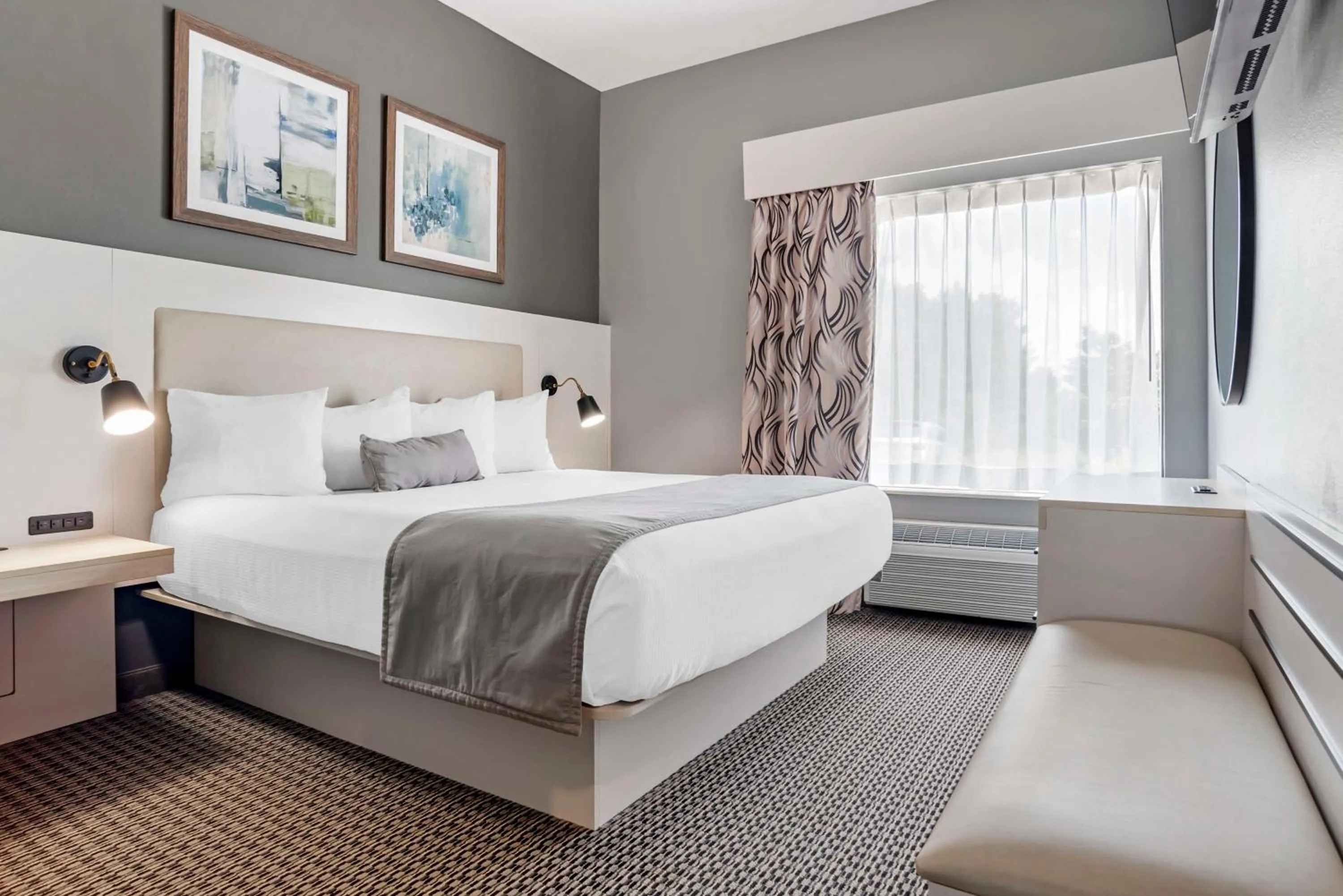 Bedroom, Bed in Best Western Plus Two Rivers Hotel & Suites