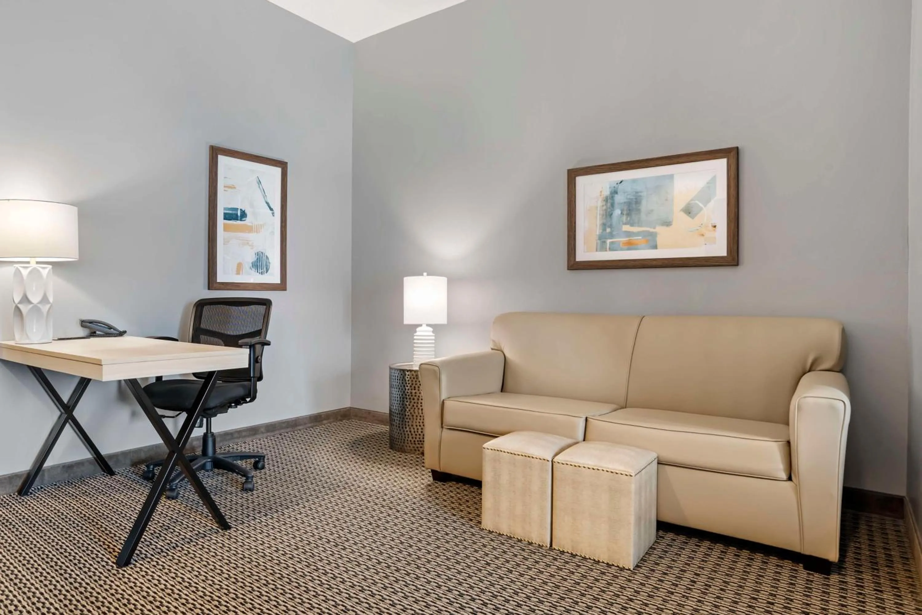 Bedroom in Best Western Plus Two Rivers Hotel & Suites